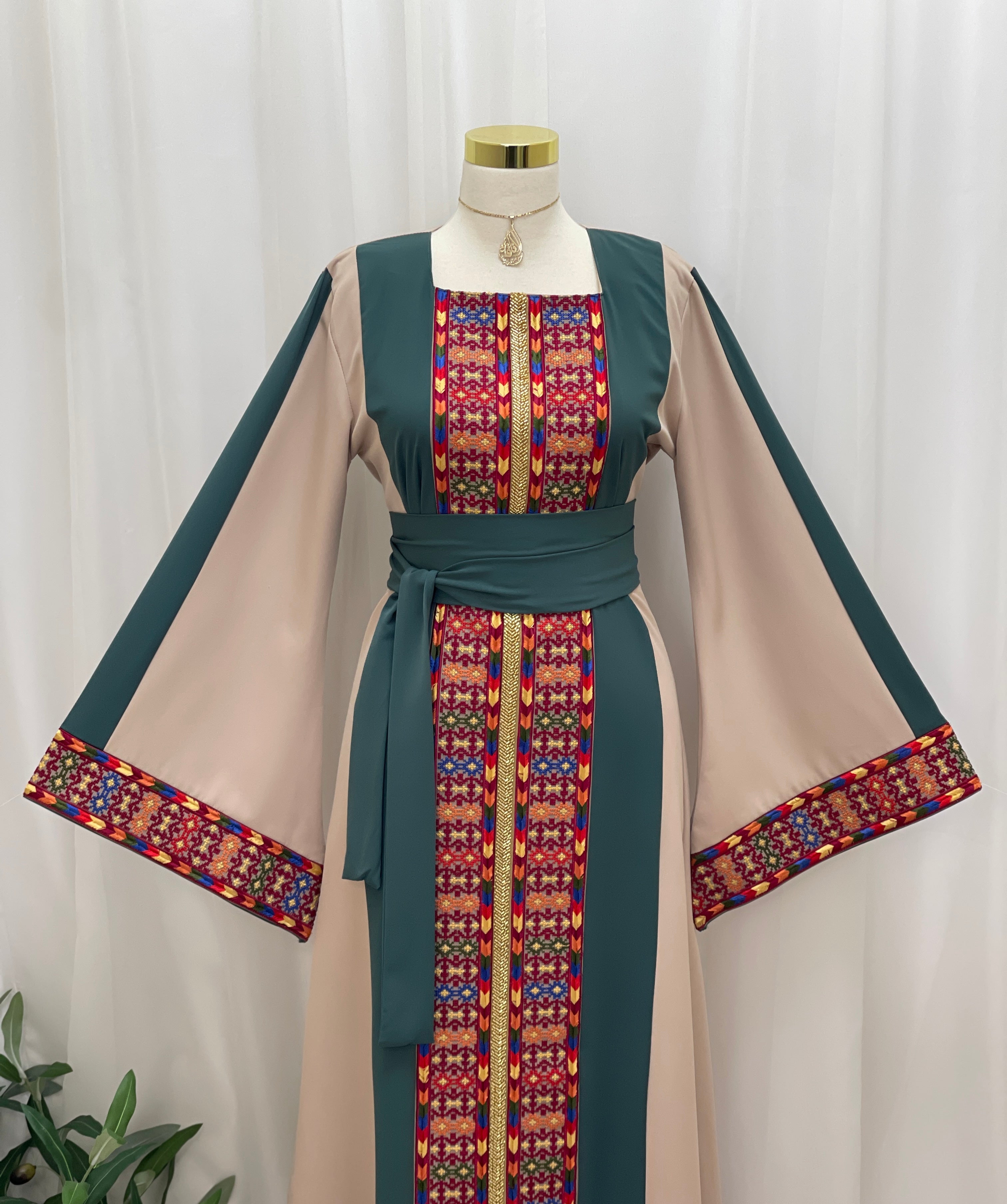 Sella Heritage Elegance Embroidered Thobe - Palestinian Elegance