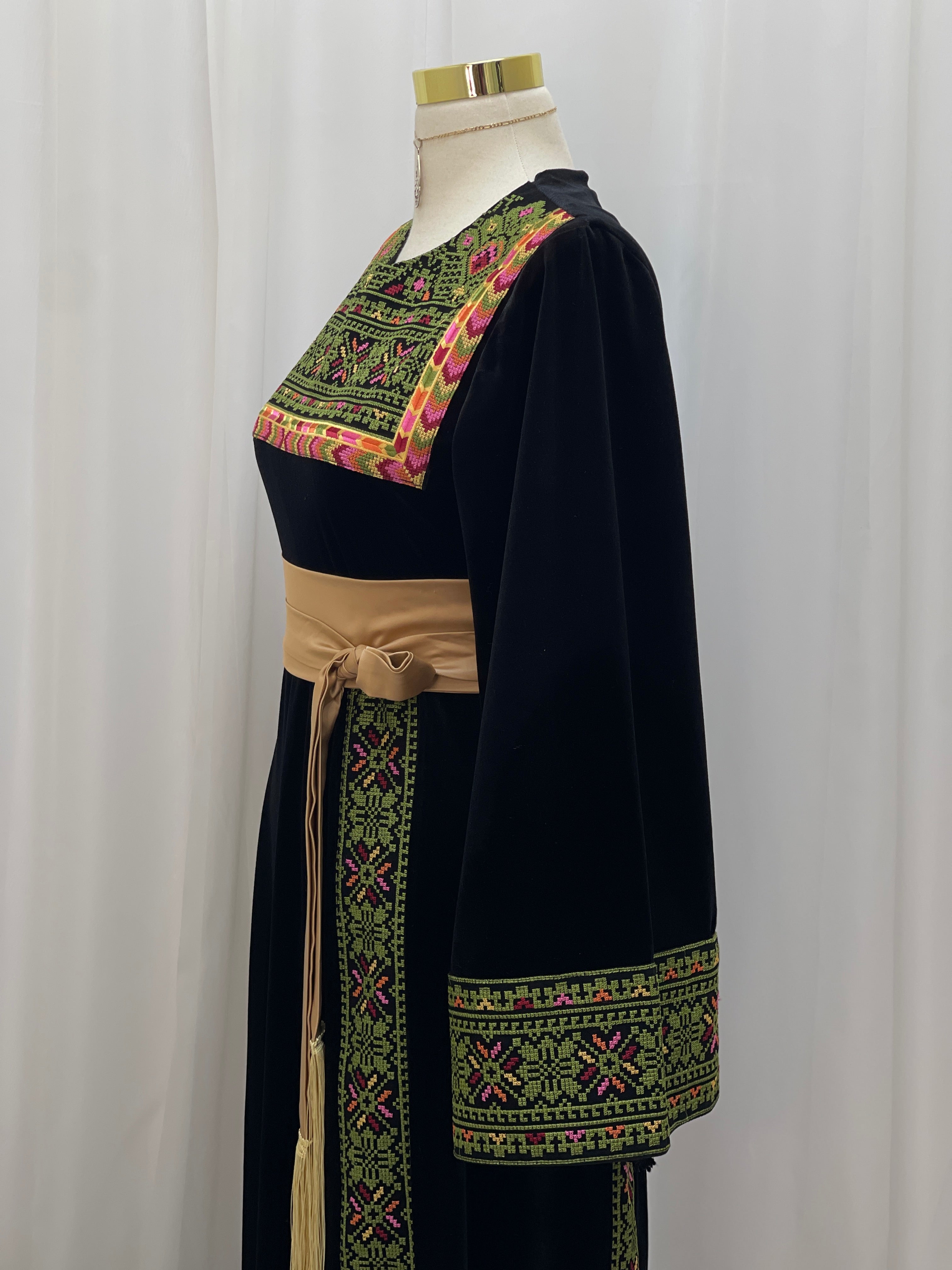 Al Noor Velvet Couture Thobe – Timeless Velvet Thobe Design