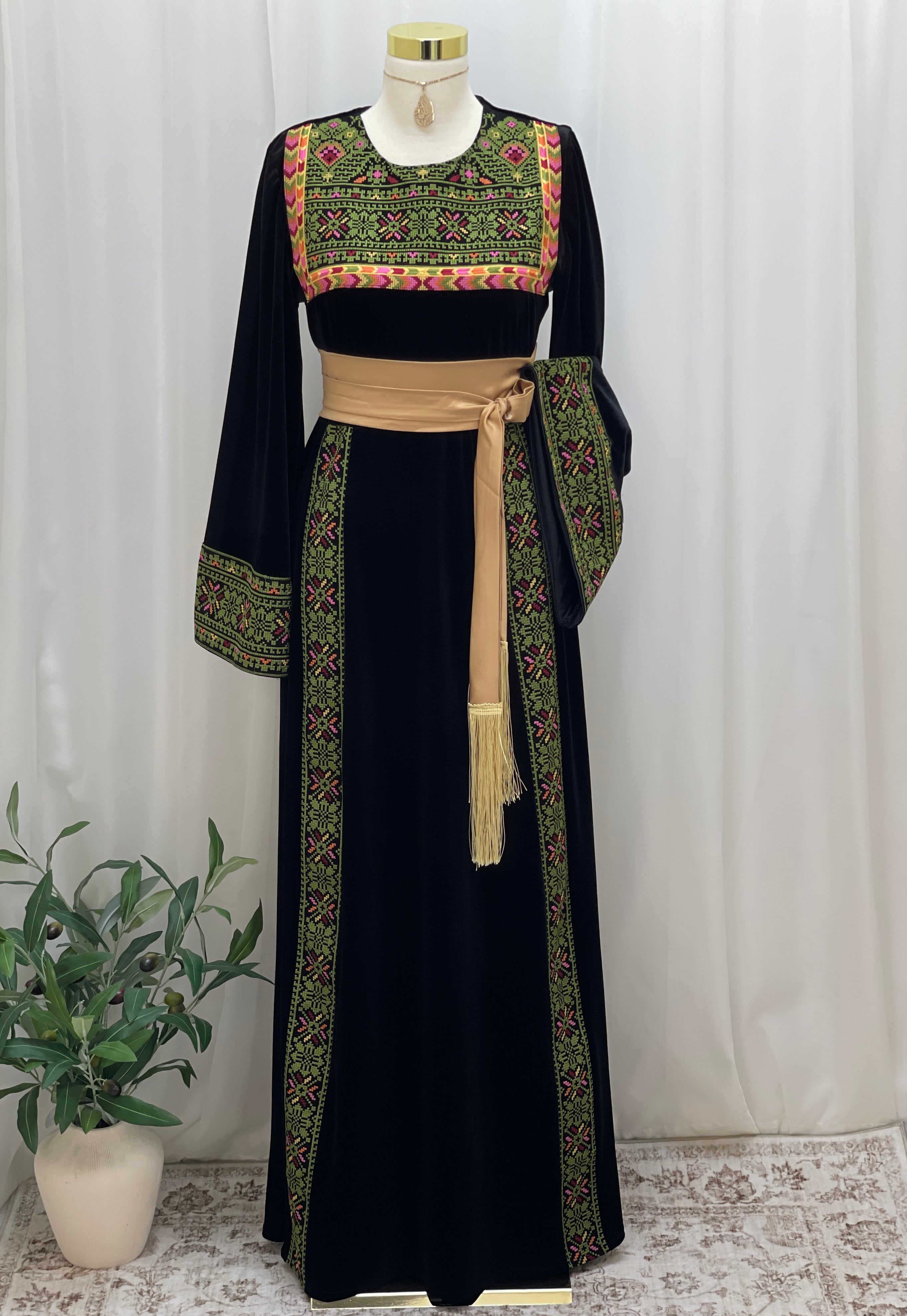 Al Noor Velvet Couture Thobe – Timeless Velvet Thobe Design