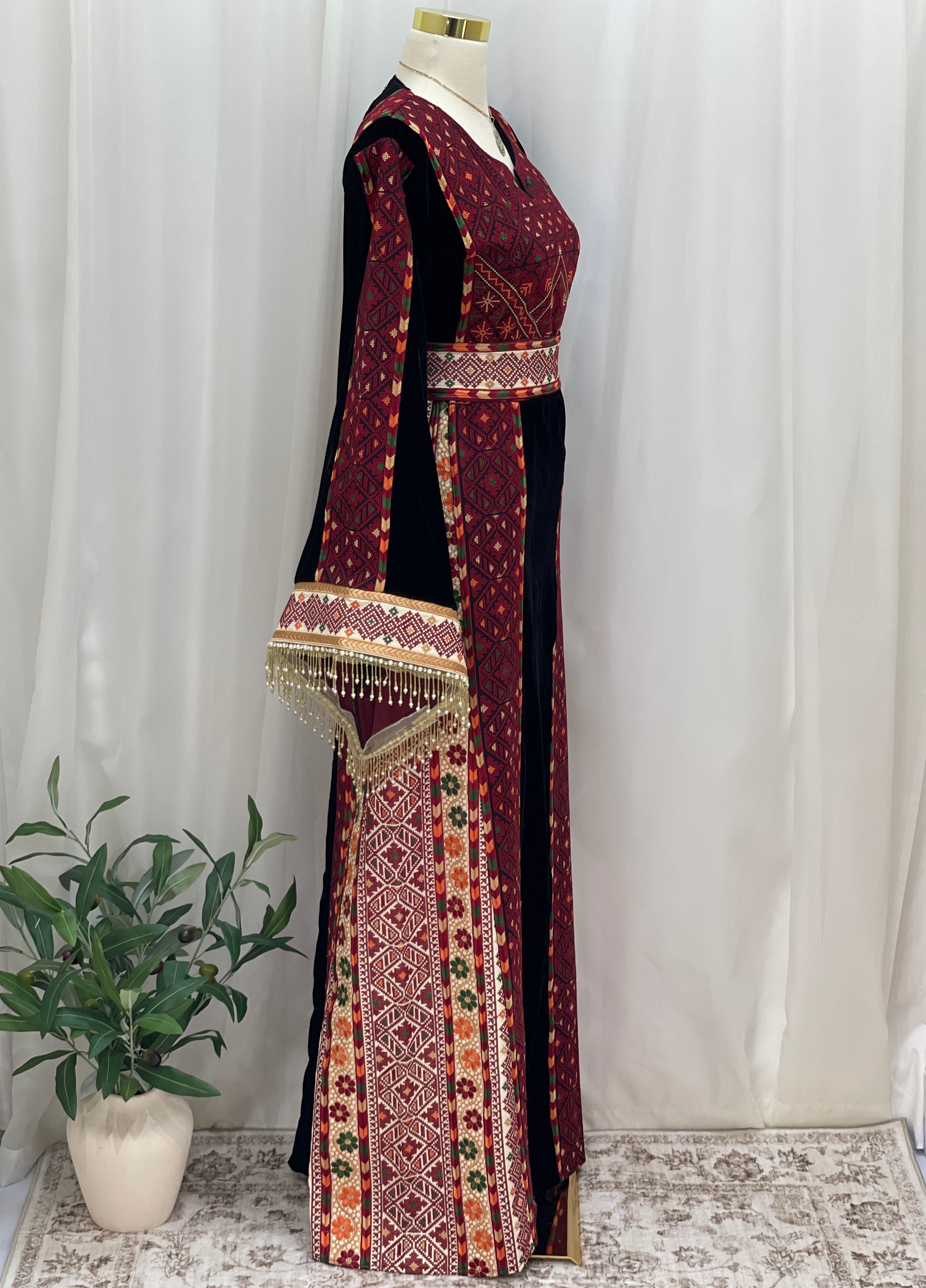 Velvet Embroidered Heritage Thobe – Timeless Heritage Style