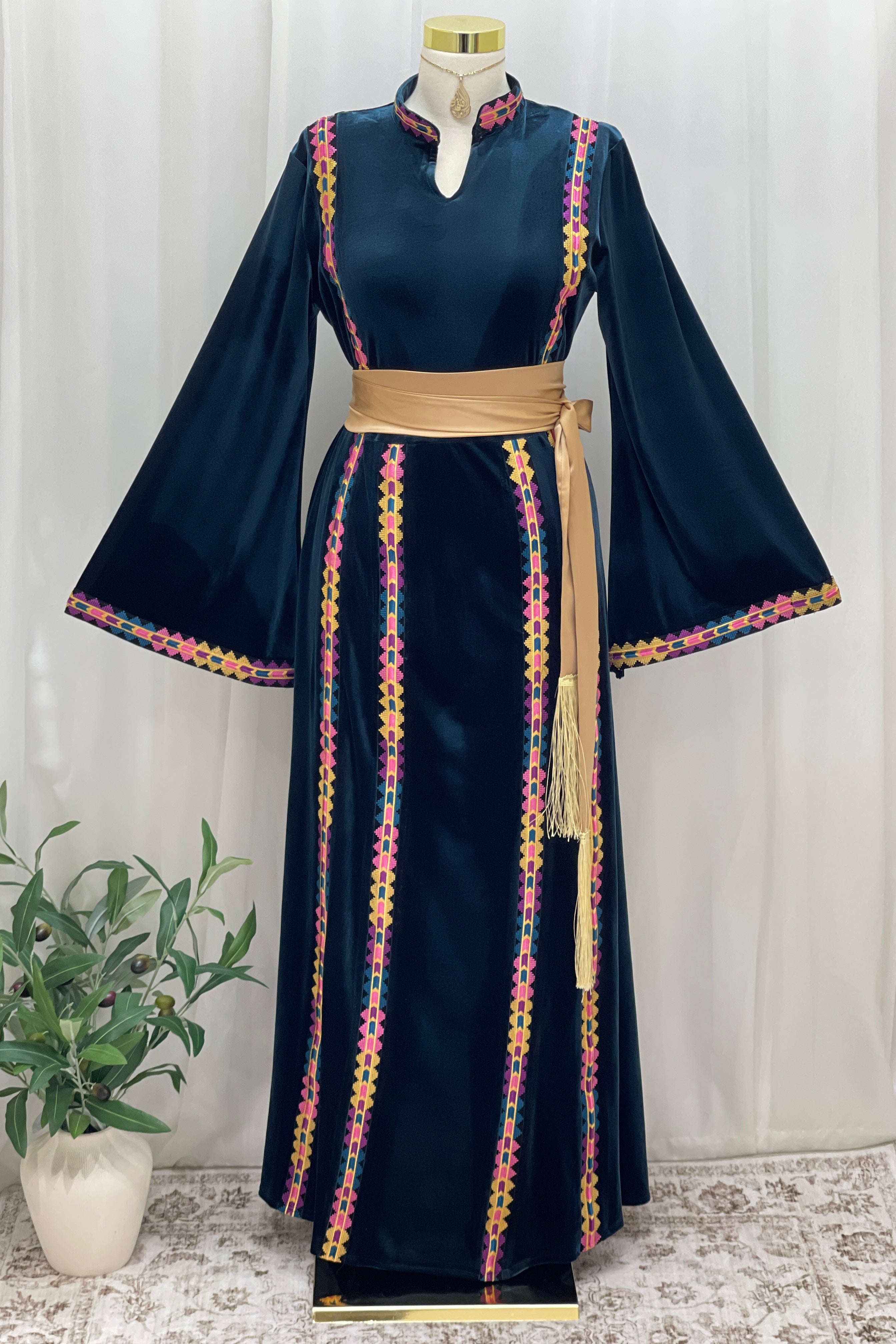 Manajel Grace Velvet Thobe