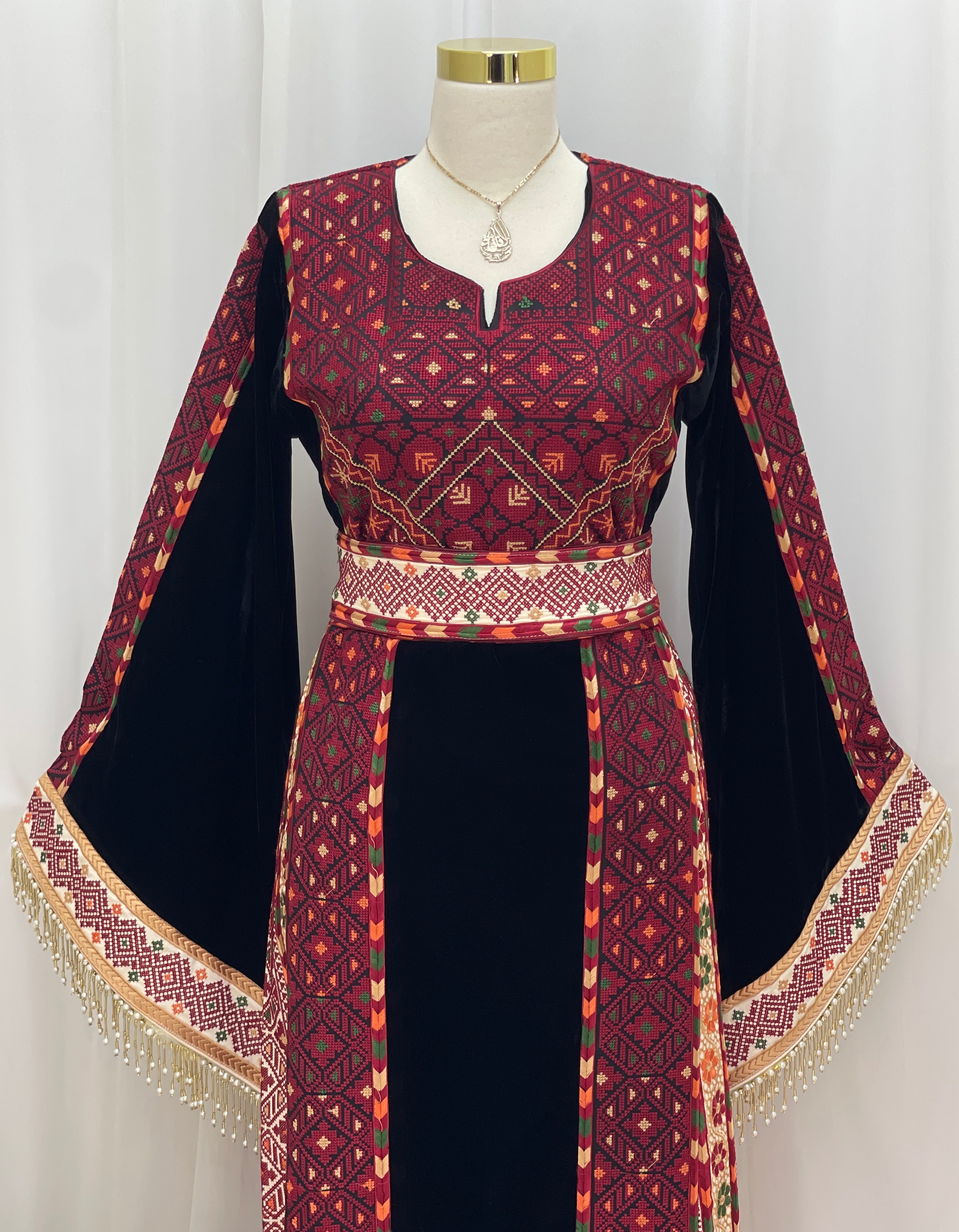 Velvet Embroidered Heritage Thobe – Timeless Heritage Style