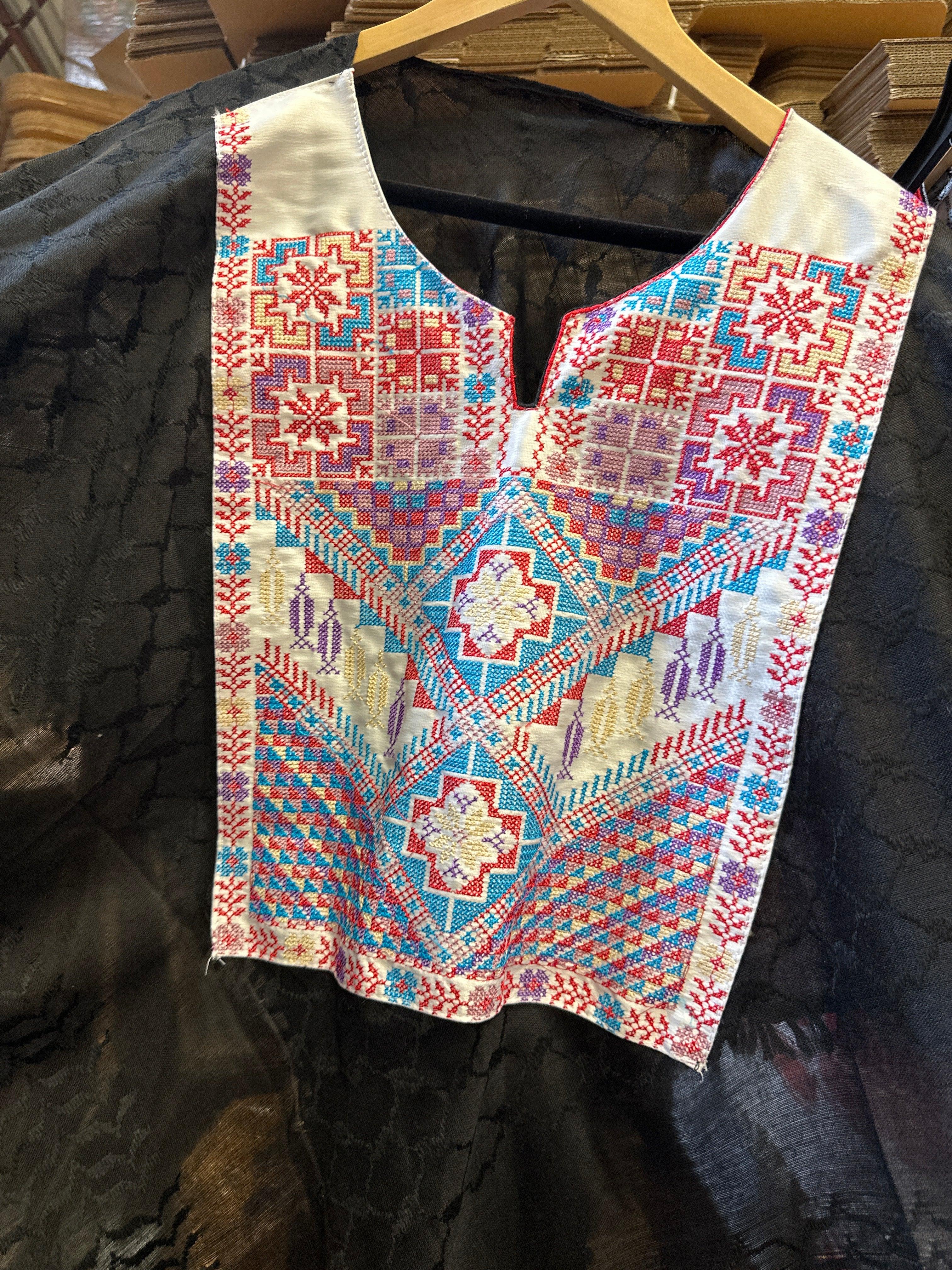 قميص كوفية متعدد الألوان: أسلوب نابض بالحياة وذوق ثقافي