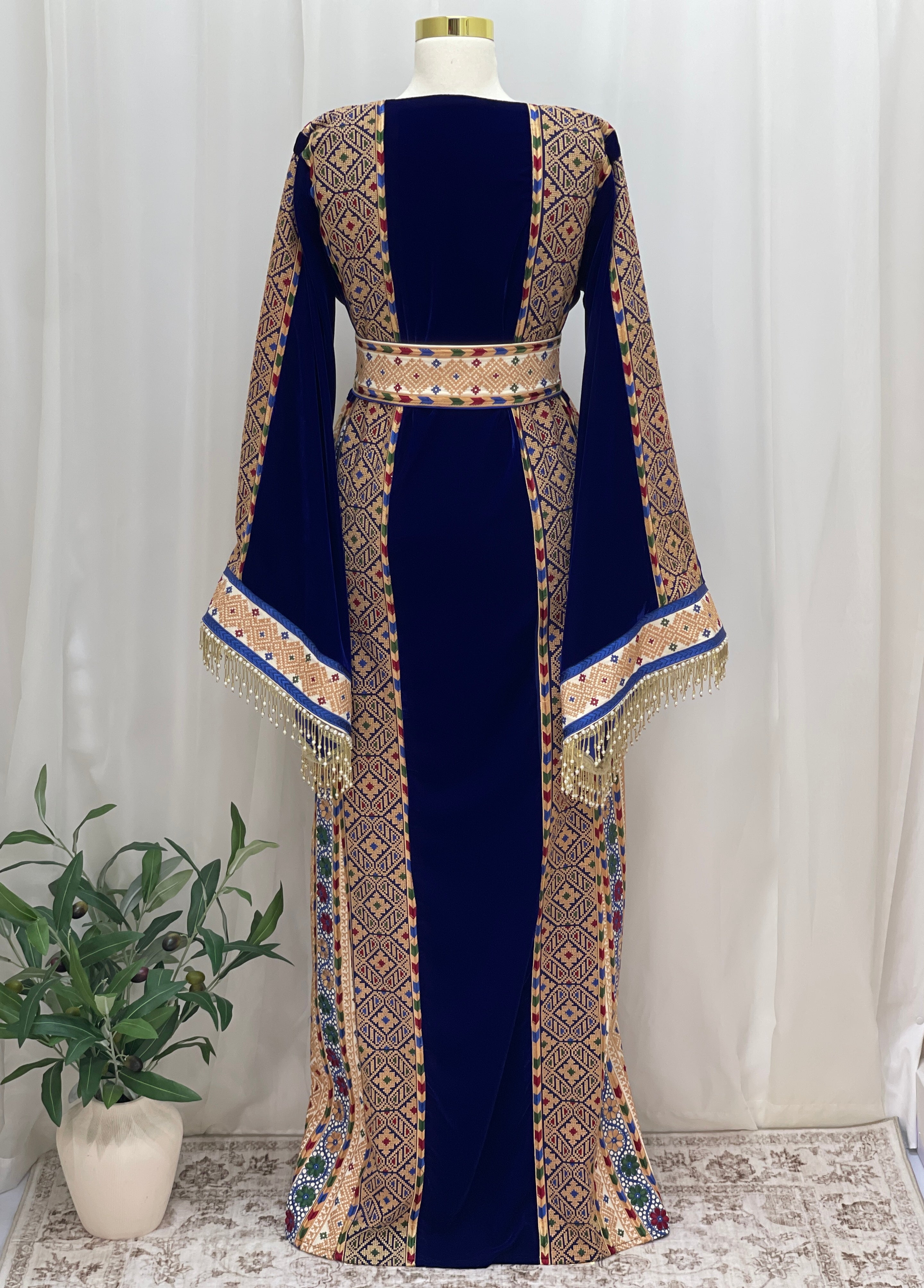 Velvet Embroidered Heritage Thobe – Timeless Heritage Style