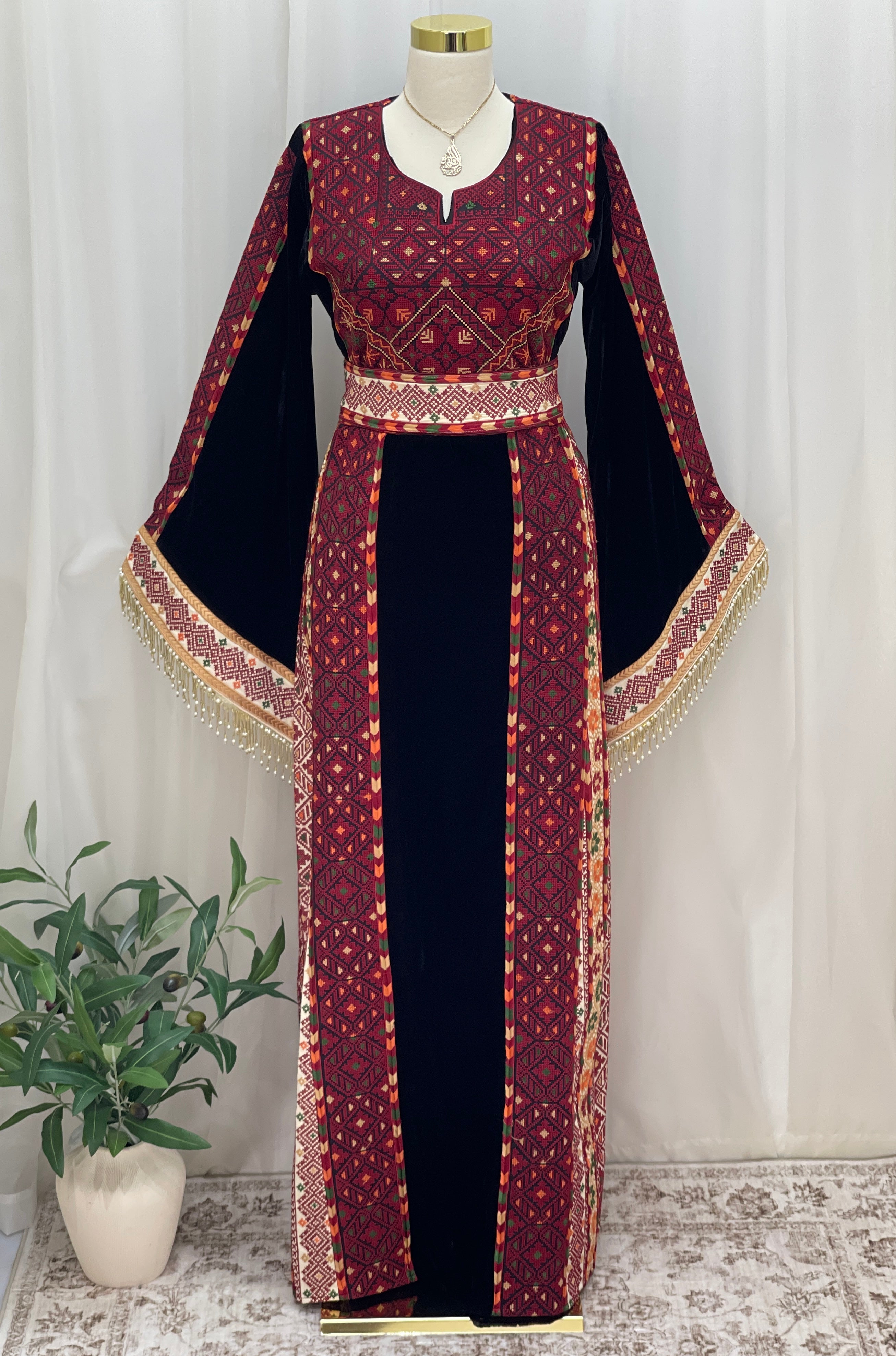 Velvet Embroidered Heritage Thobe – Timeless Heritage Style