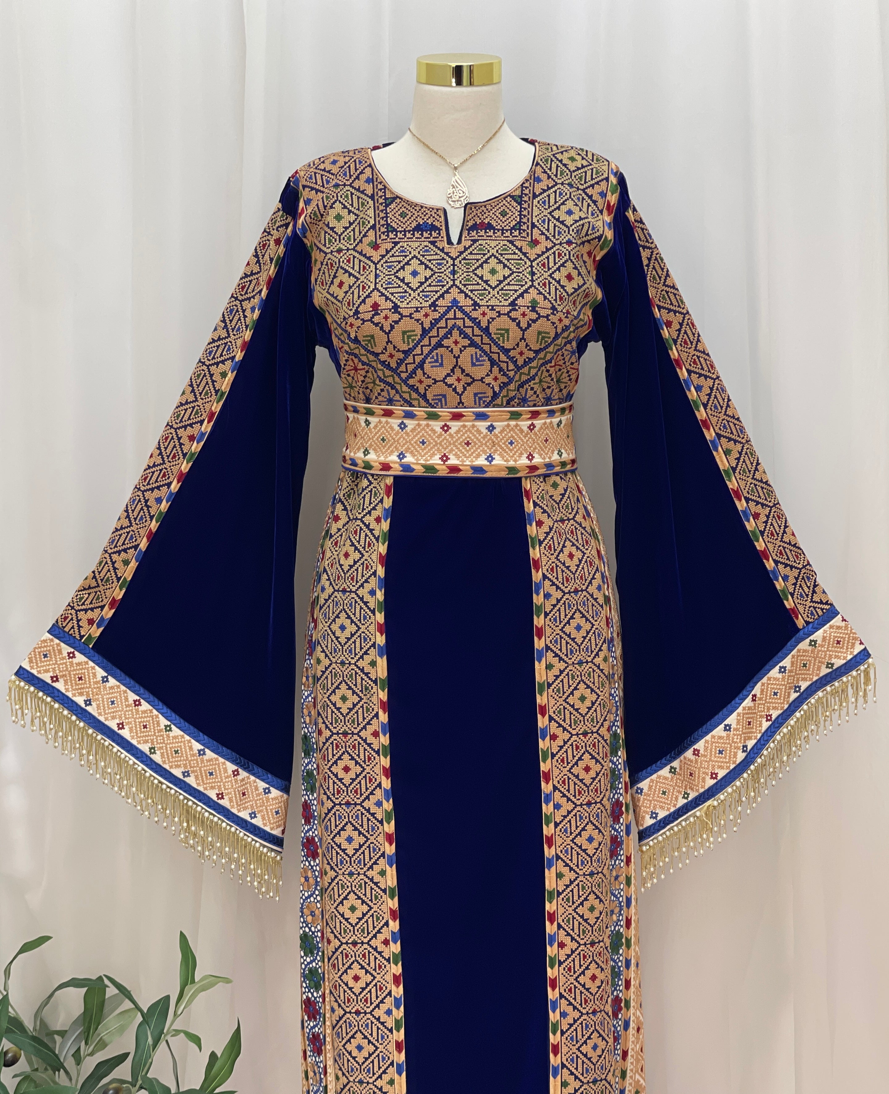 Velvet Embroidered Heritage Thobe – Timeless Heritage Style