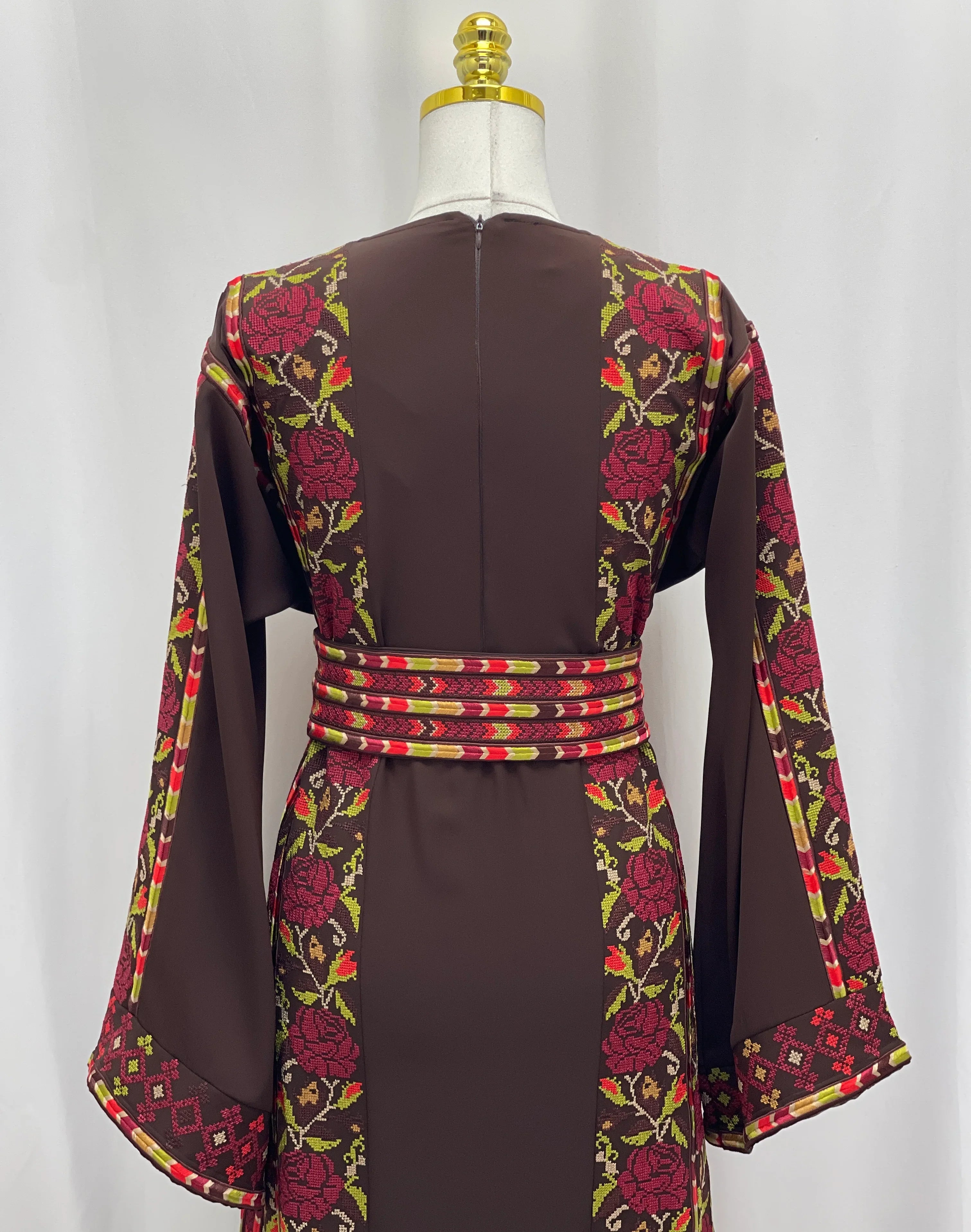 ثوب مطرز من خشب الورد التراثي