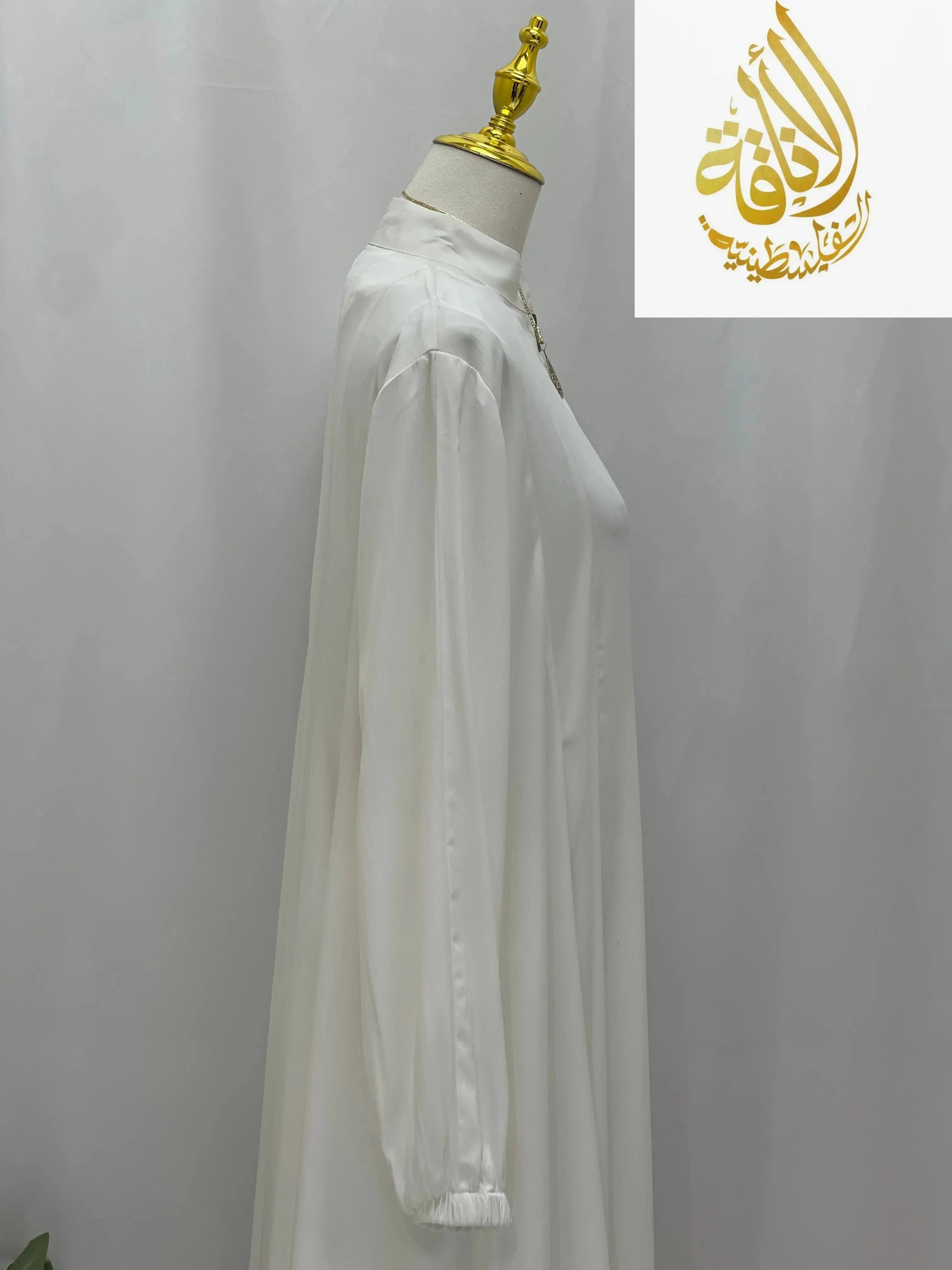Palestinian Elegance classic white abaya displayed on mannequin with long sleeves and modest design