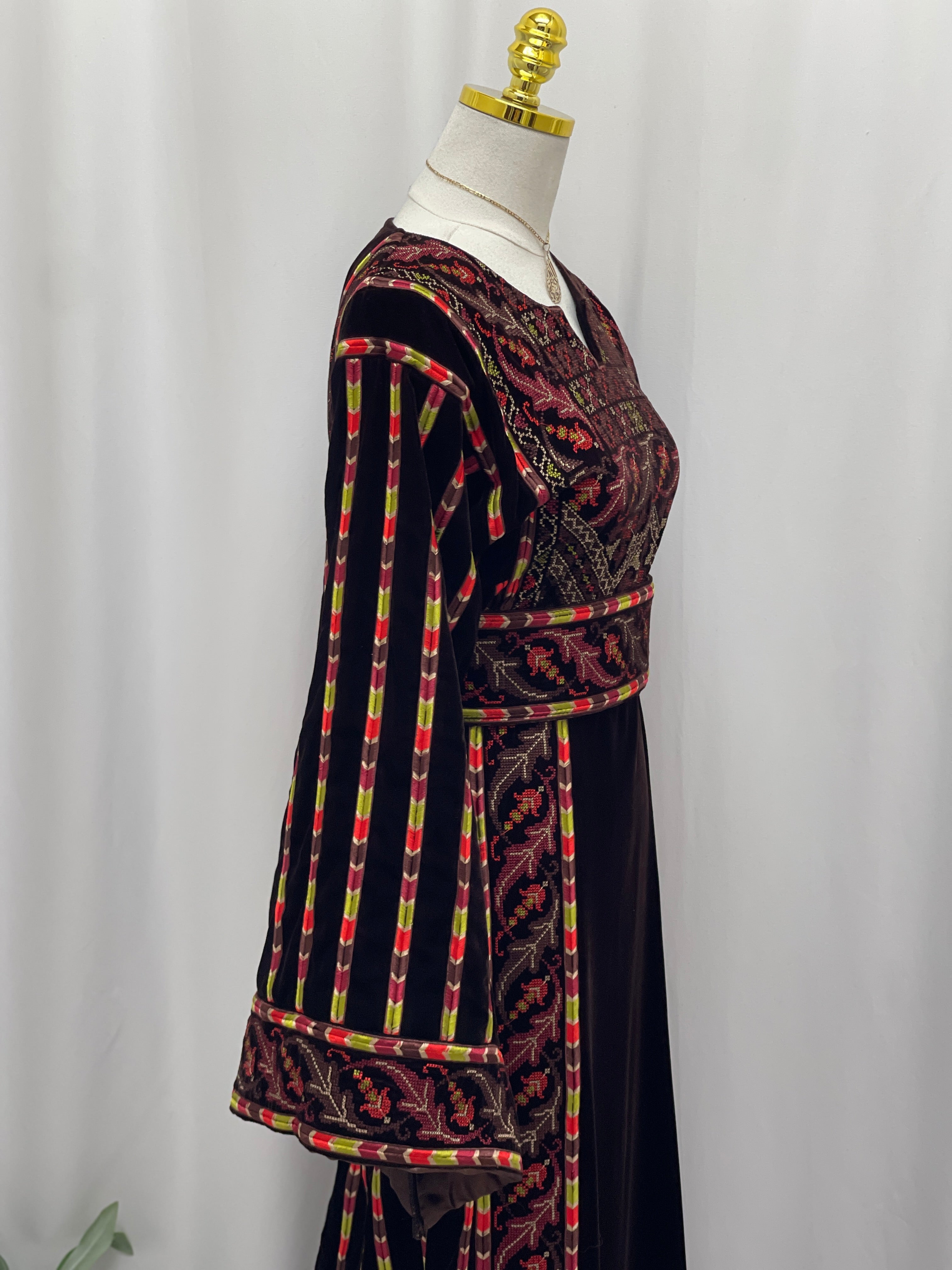 Sultana Embroidered Brown Velvet Thobe