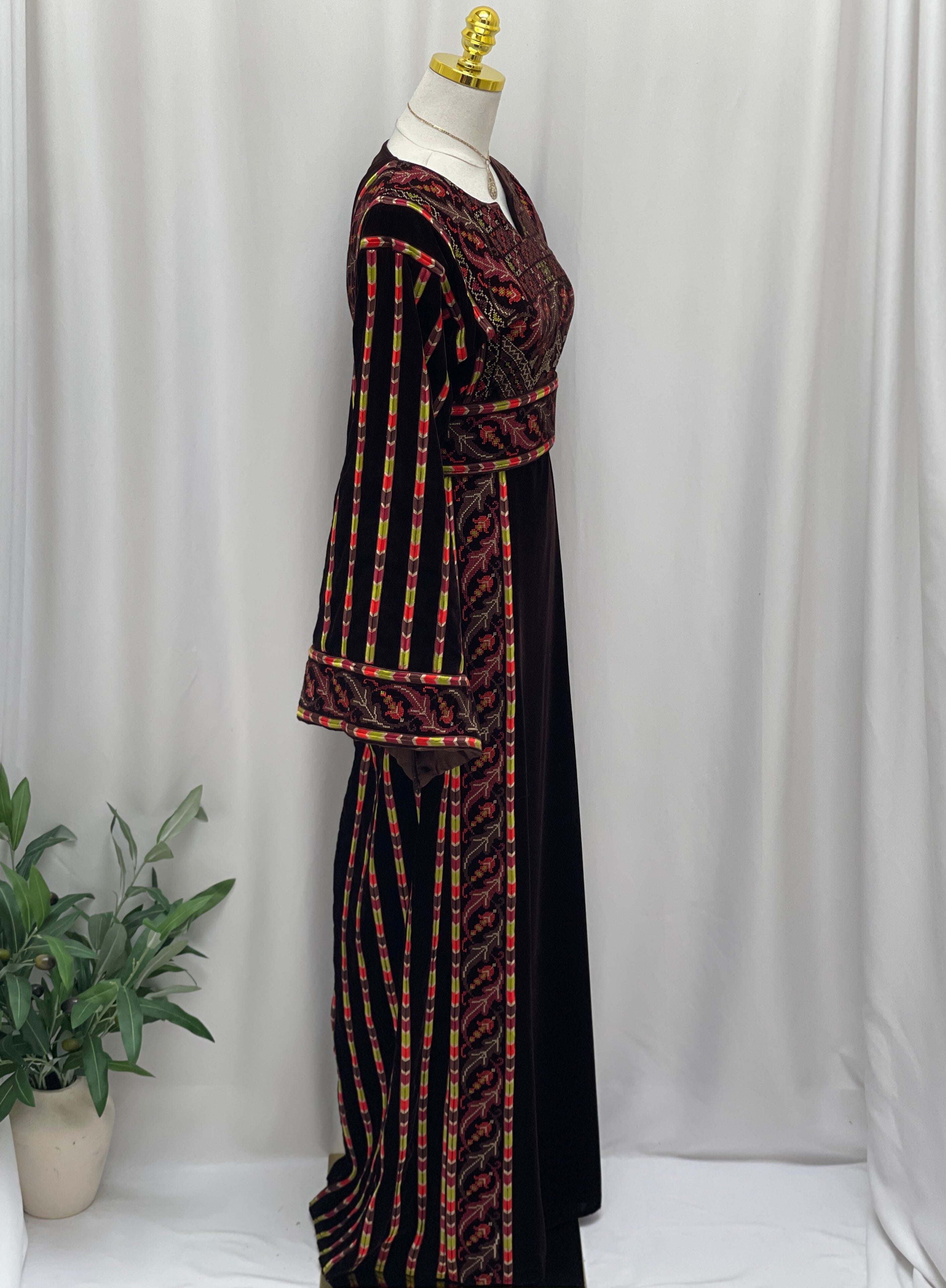 Sultana Embroidered Brown Velvet Thobe