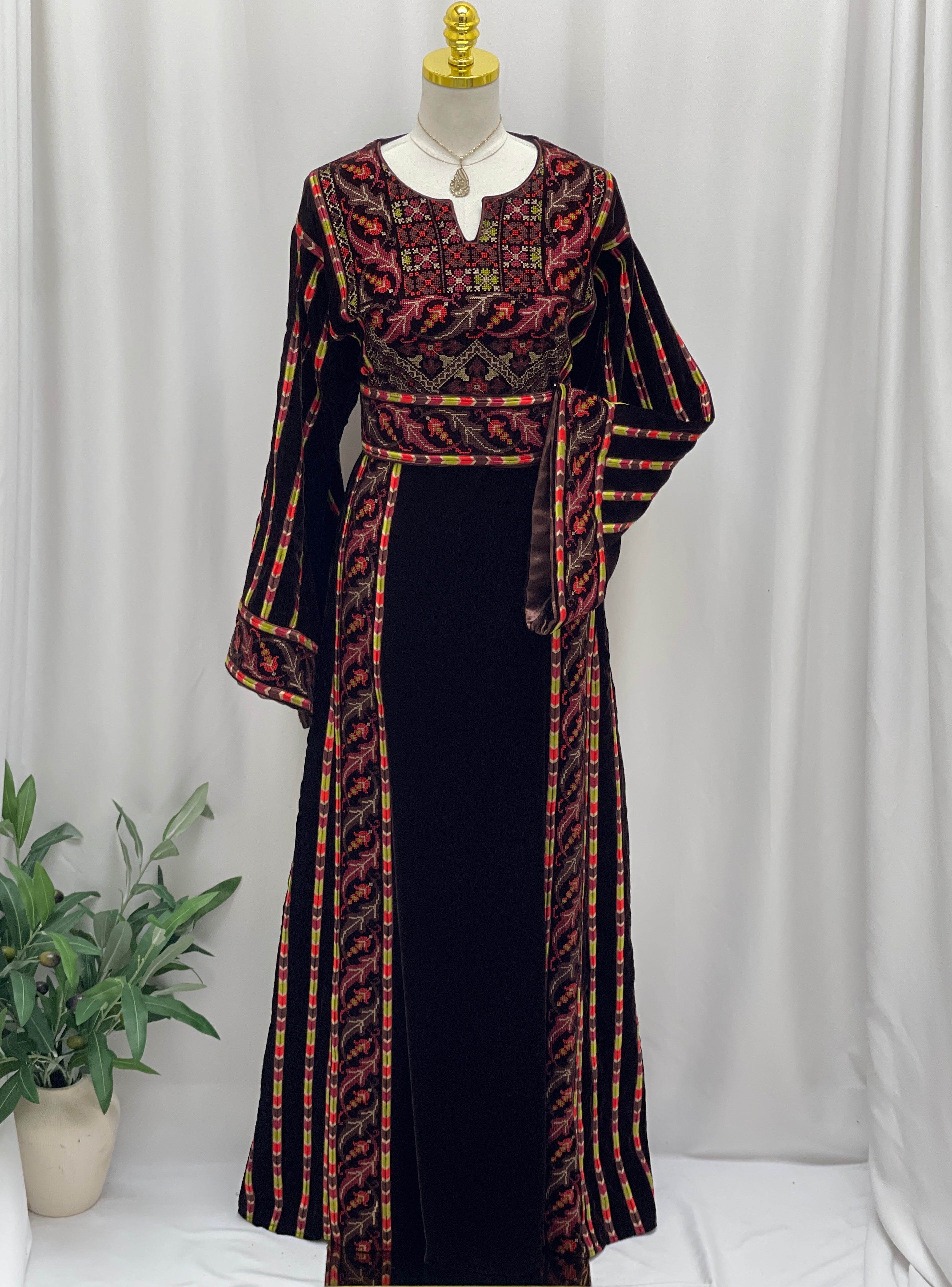 Sultana Embroidered Brown Velvet Thobe