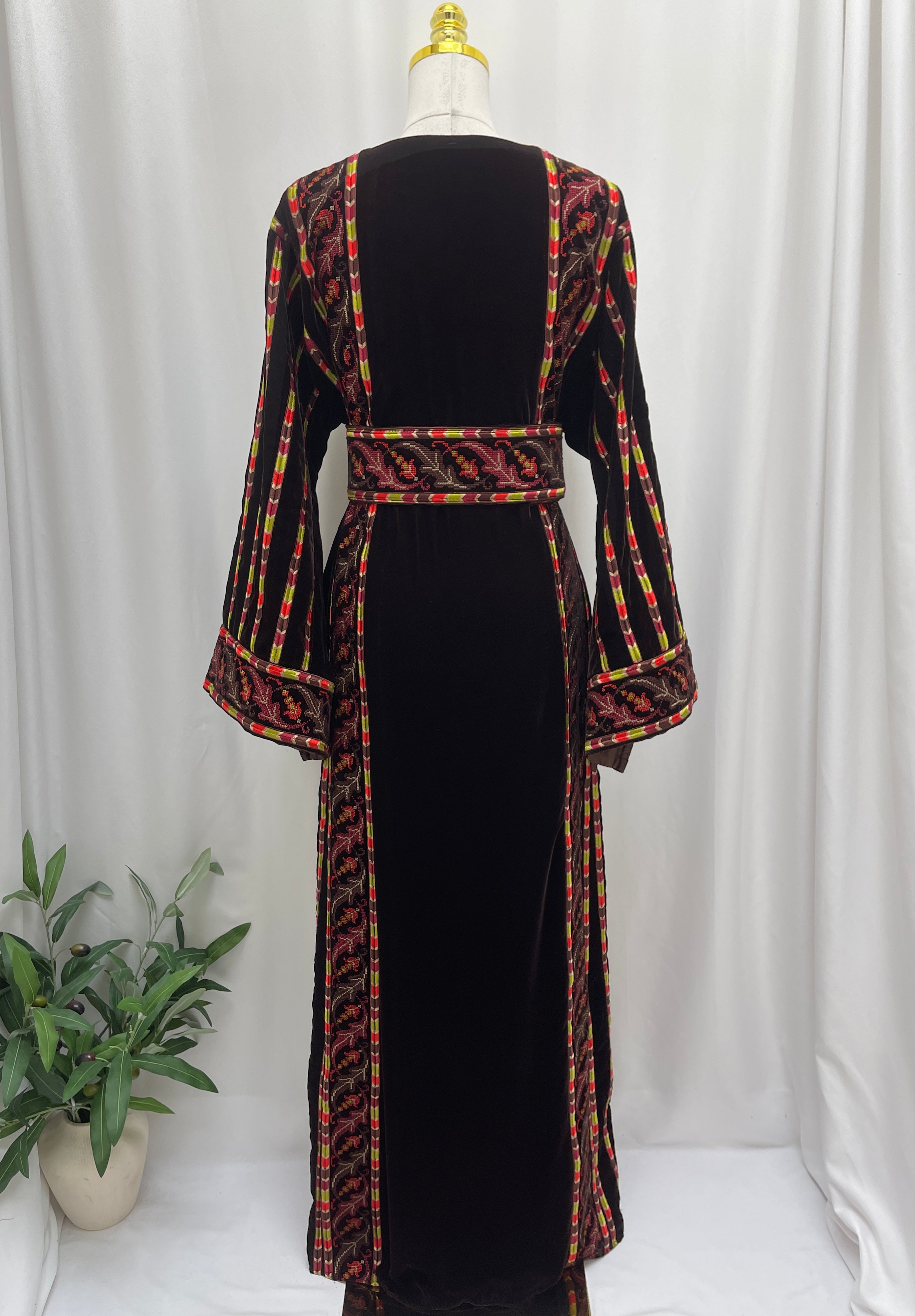 Sultana Embroidered Brown Velvet Thobe