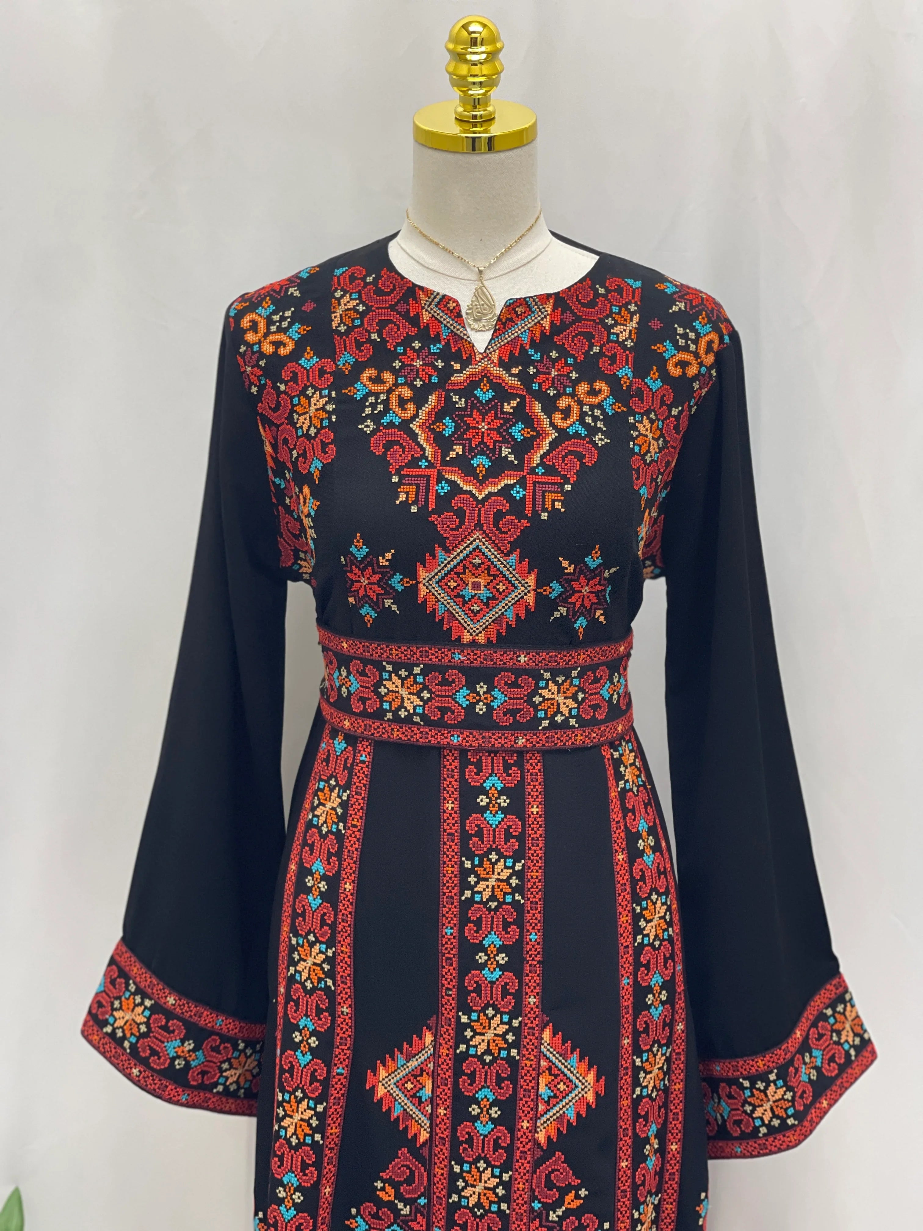 فستان فلسطيني مطرز – على الطراز التطرزي الكلاسيكي