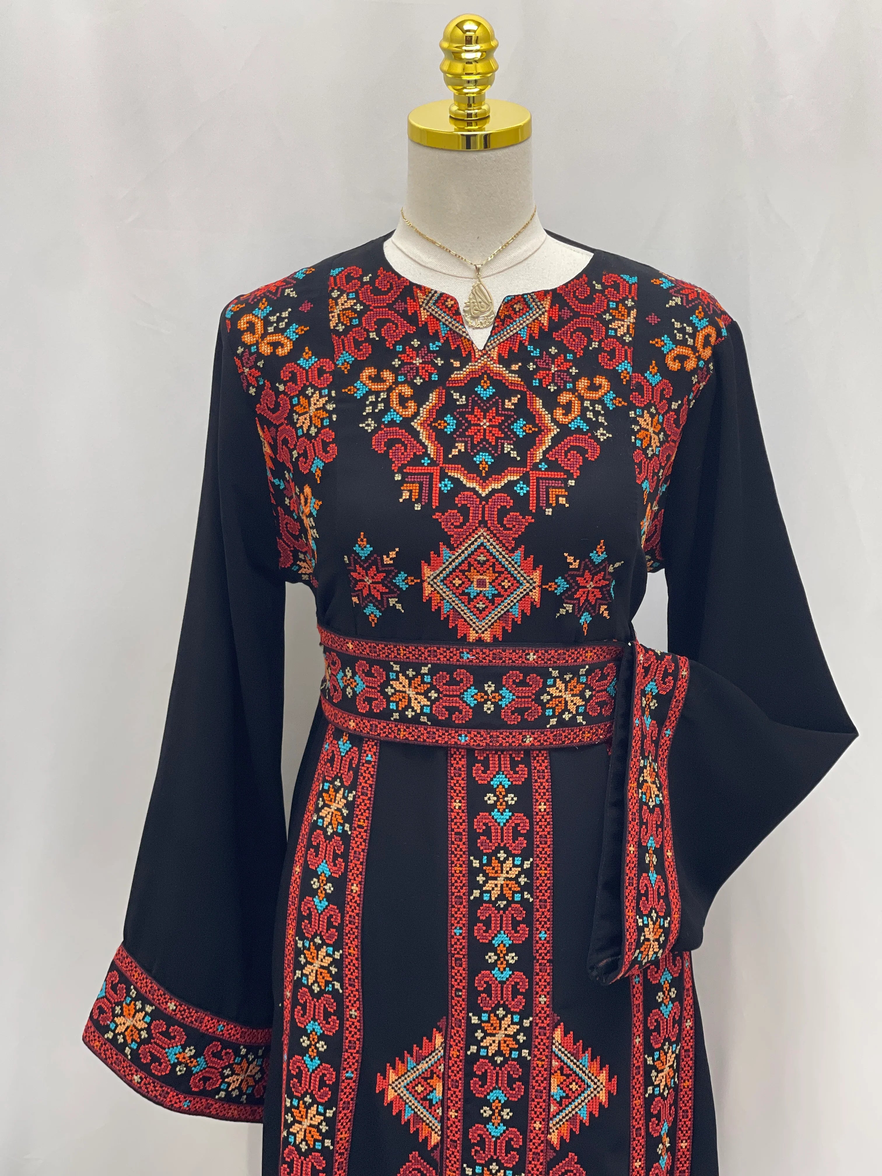 فستان فلسطيني مطرز – على الطراز التطرزي الكلاسيكي