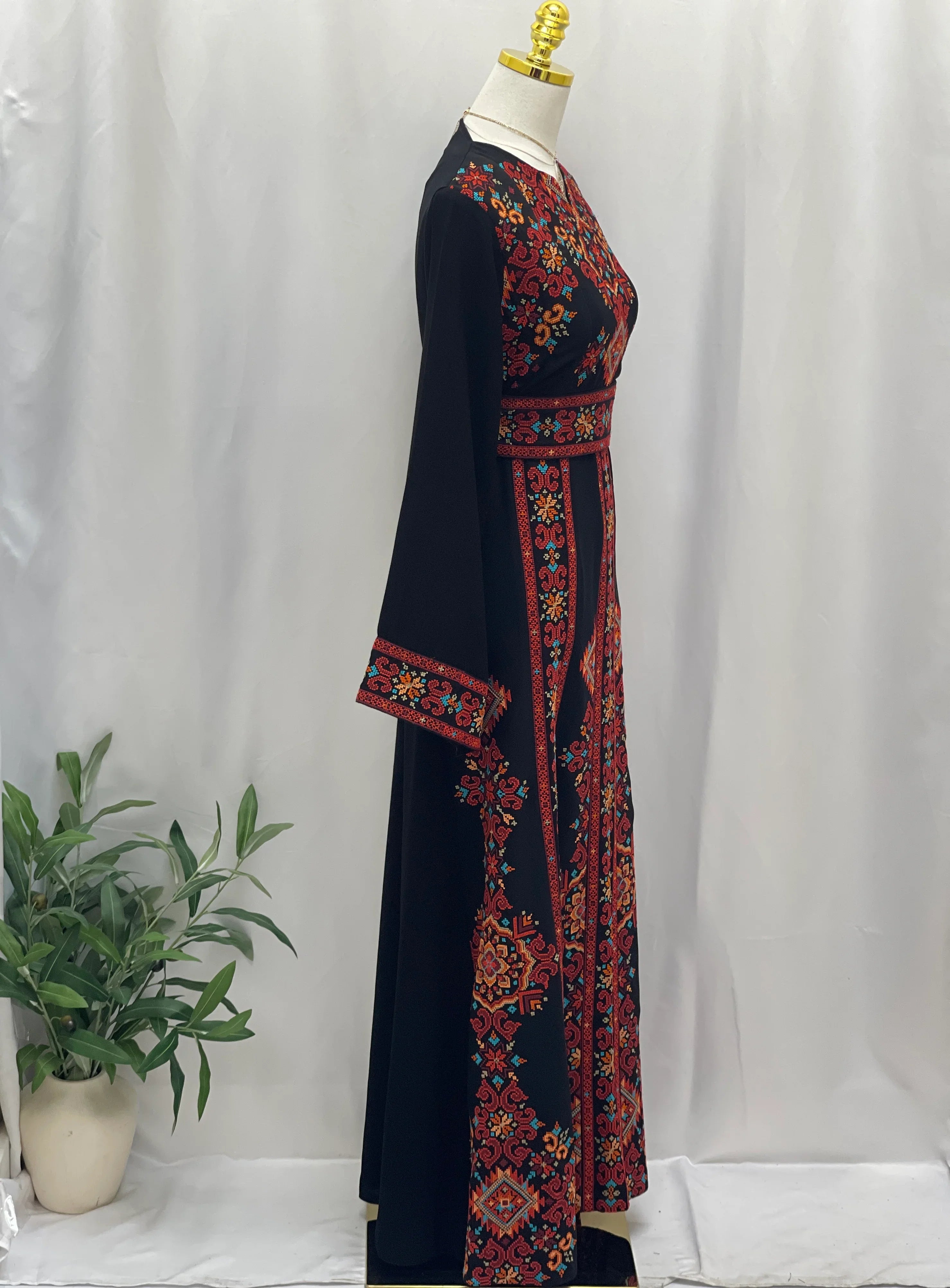 فستان فلسطيني مطرز – على الطراز التطرزي الكلاسيكي