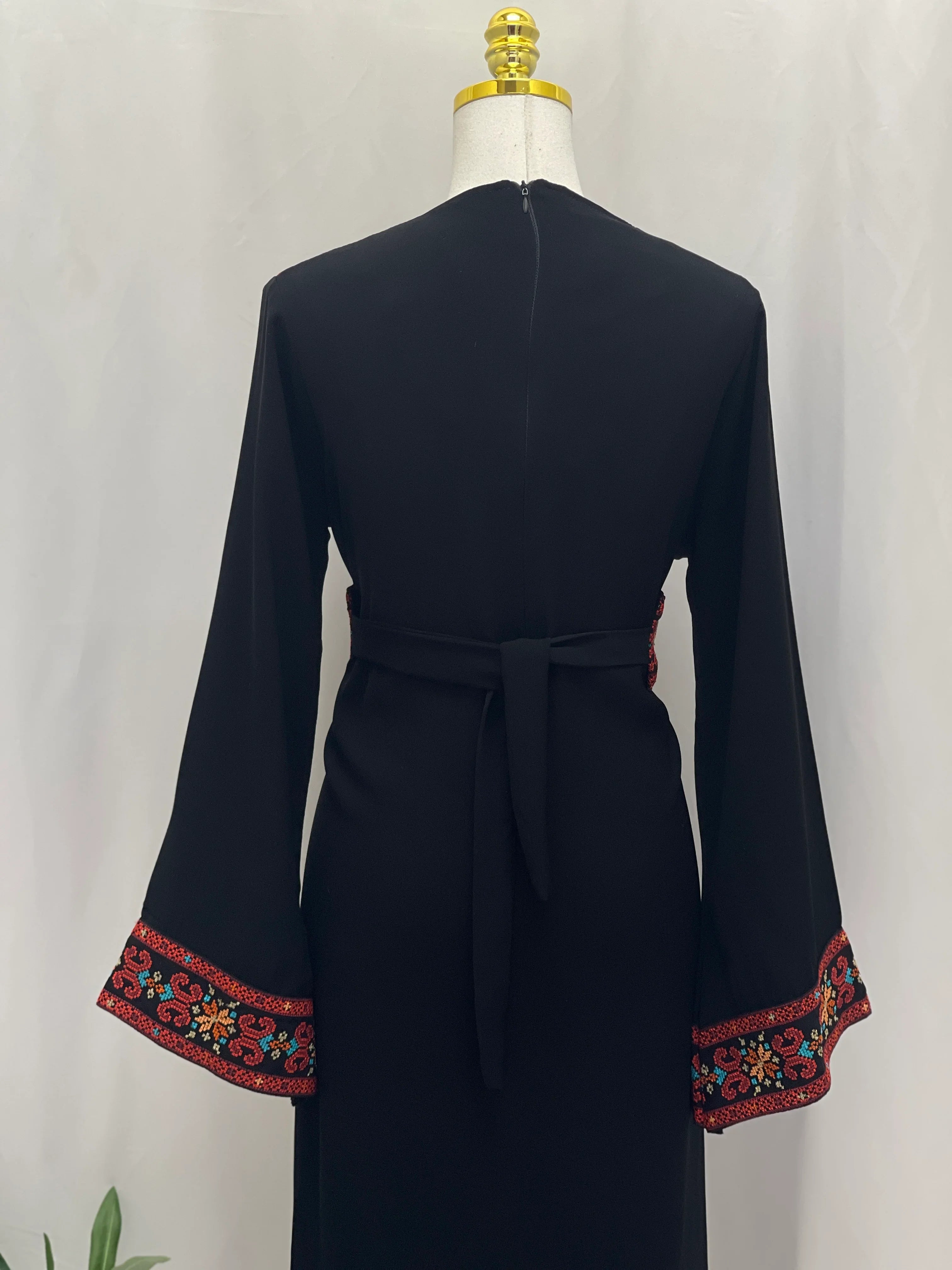 فستان فلسطيني مطرز – على الطراز التطرزي الكلاسيكي