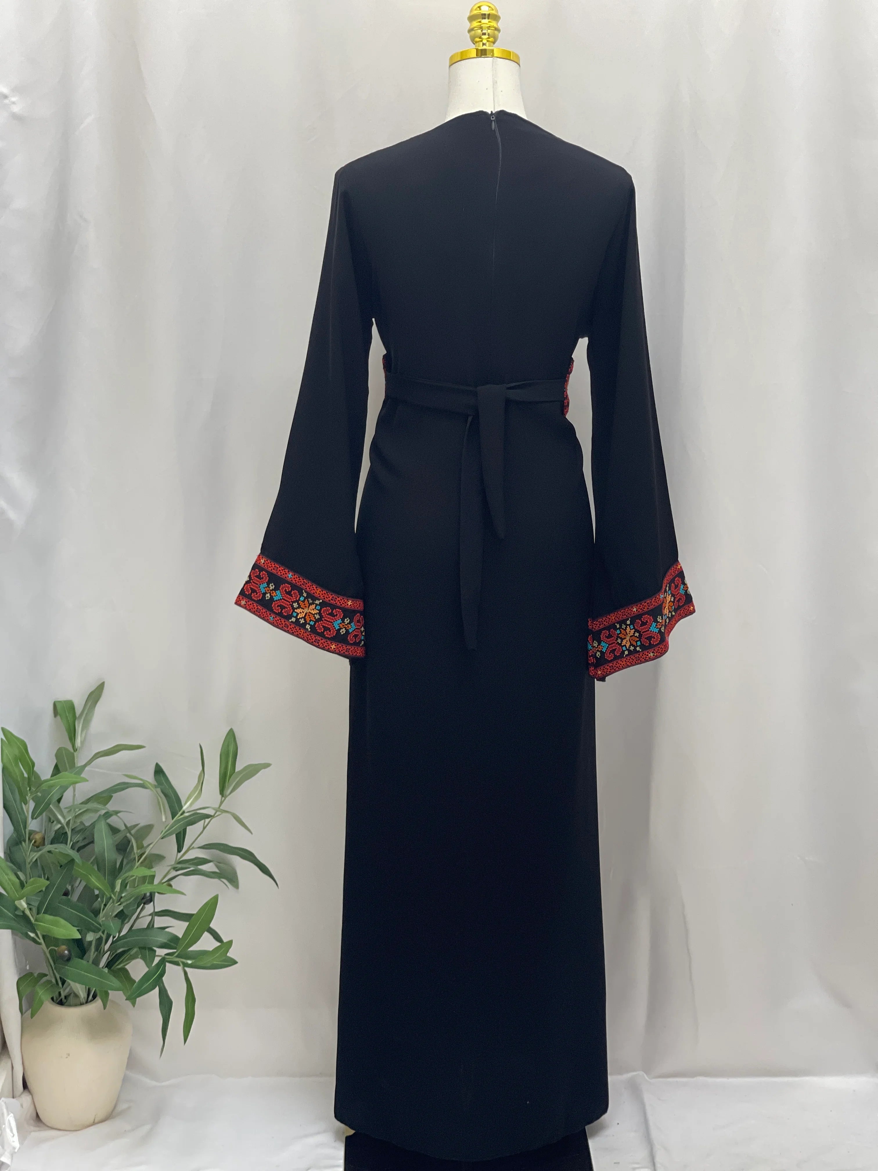 فستان فلسطيني مطرز – على الطراز التطرزي الكلاسيكي