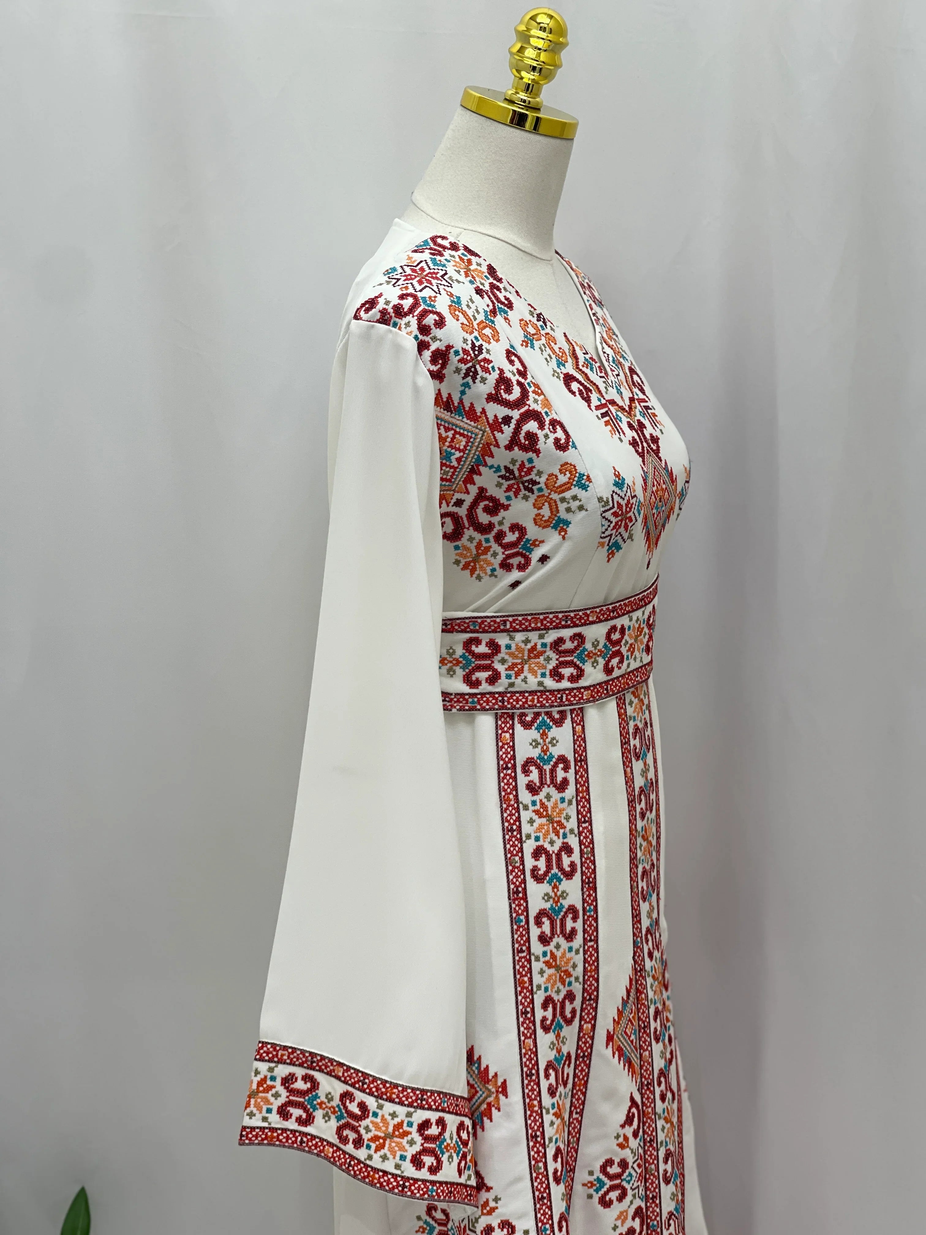 فستان فلسطيني مطرز – على الطراز التطرزي الكلاسيكي