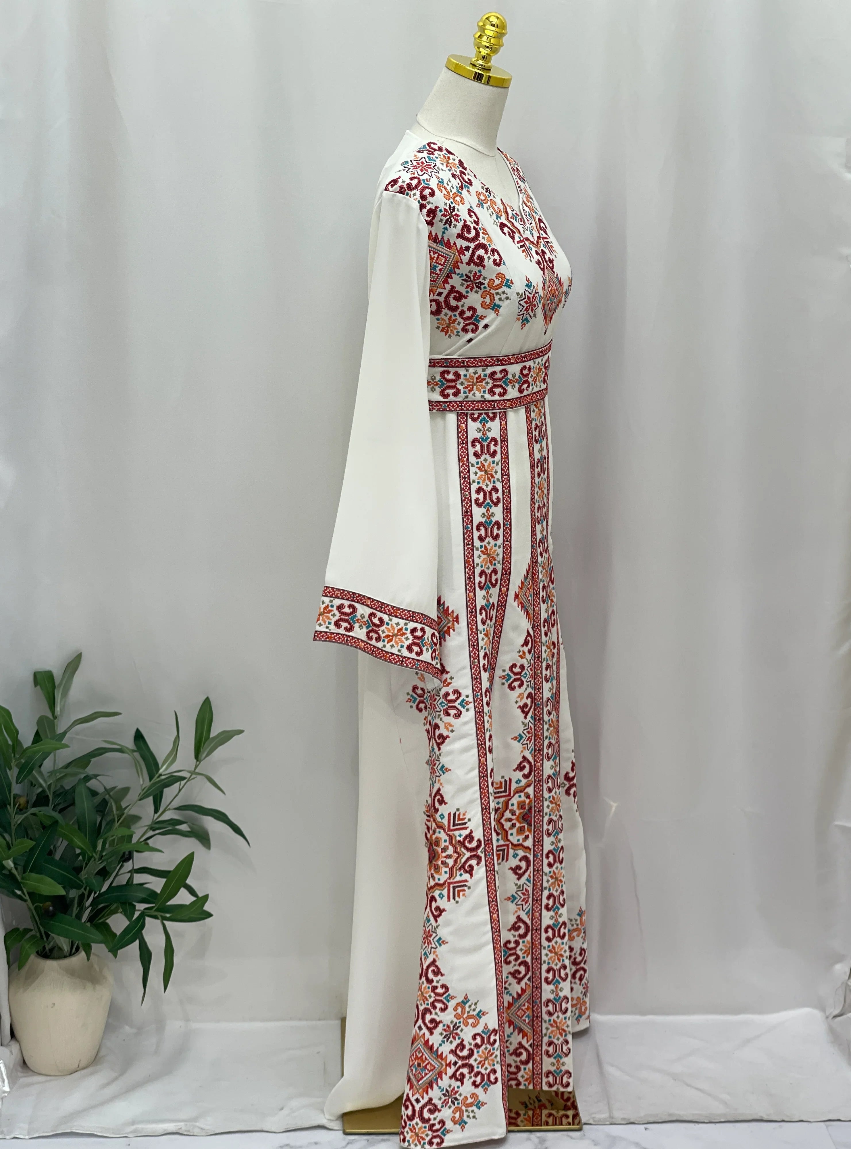 فستان فلسطيني مطرز – على الطراز التطرزي الكلاسيكي