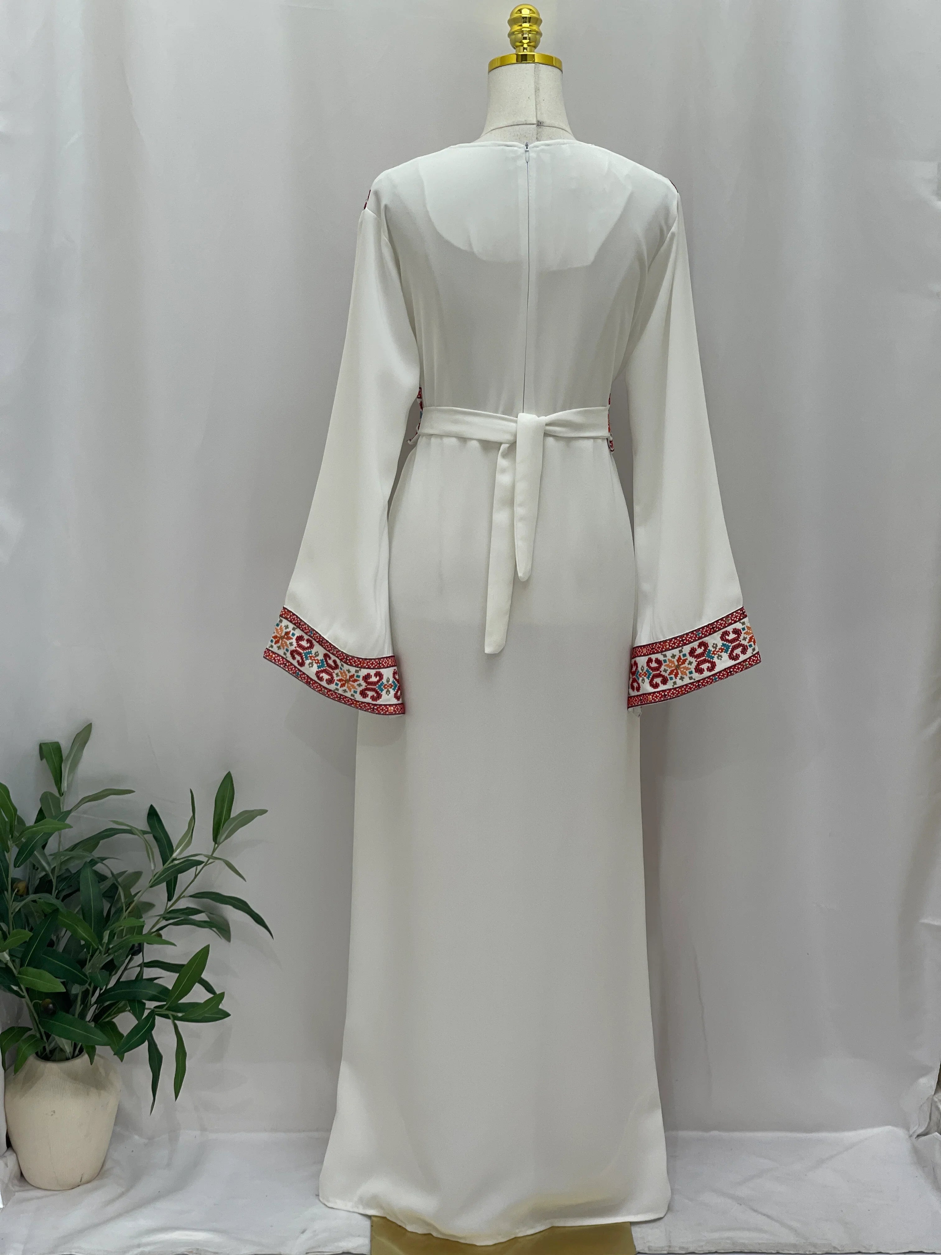 فستان فلسطيني مطرز – على الطراز التطرزي الكلاسيكي