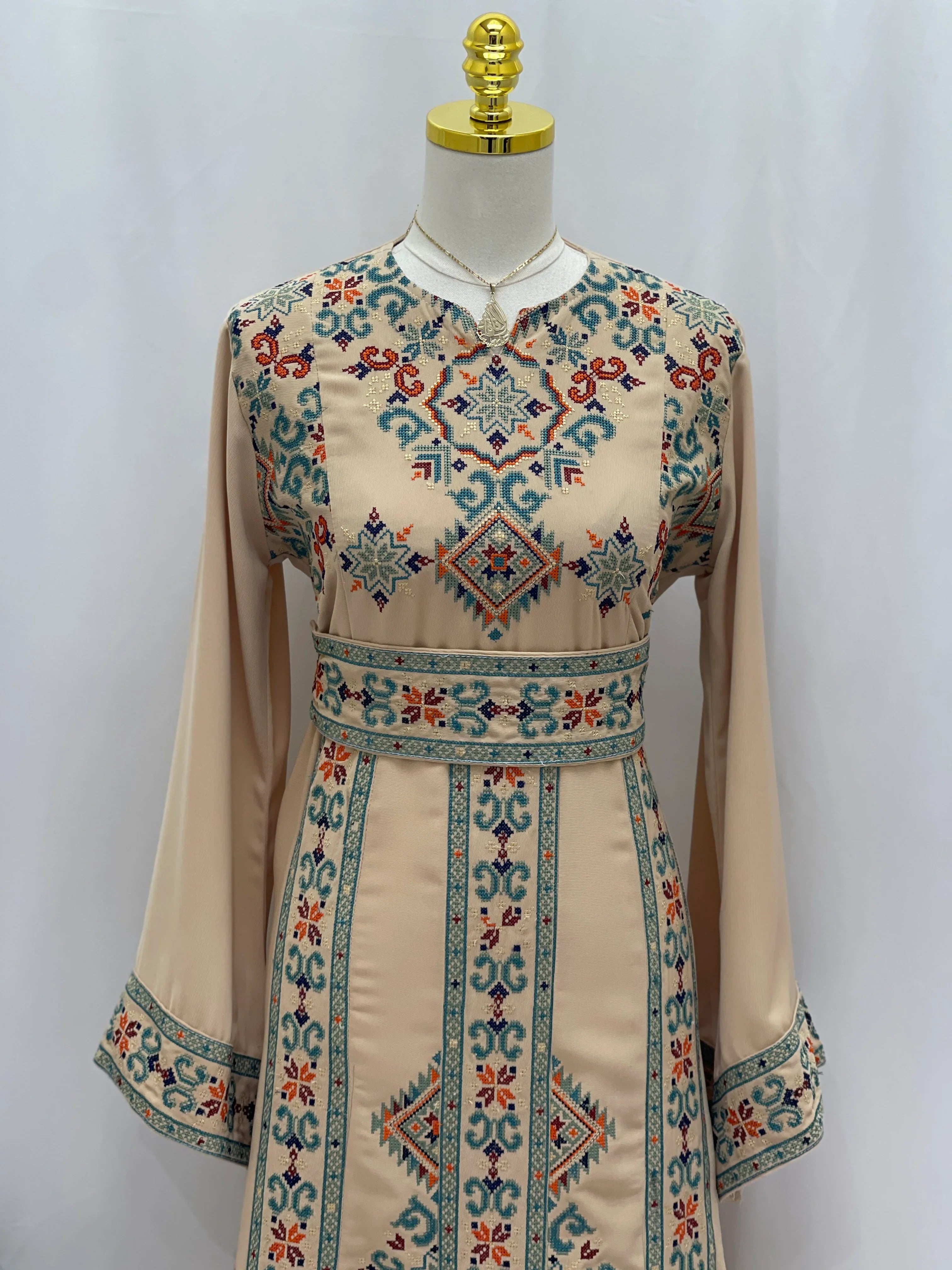 فستان فلسطيني مطرز – على الطراز التطرزي الكلاسيكي