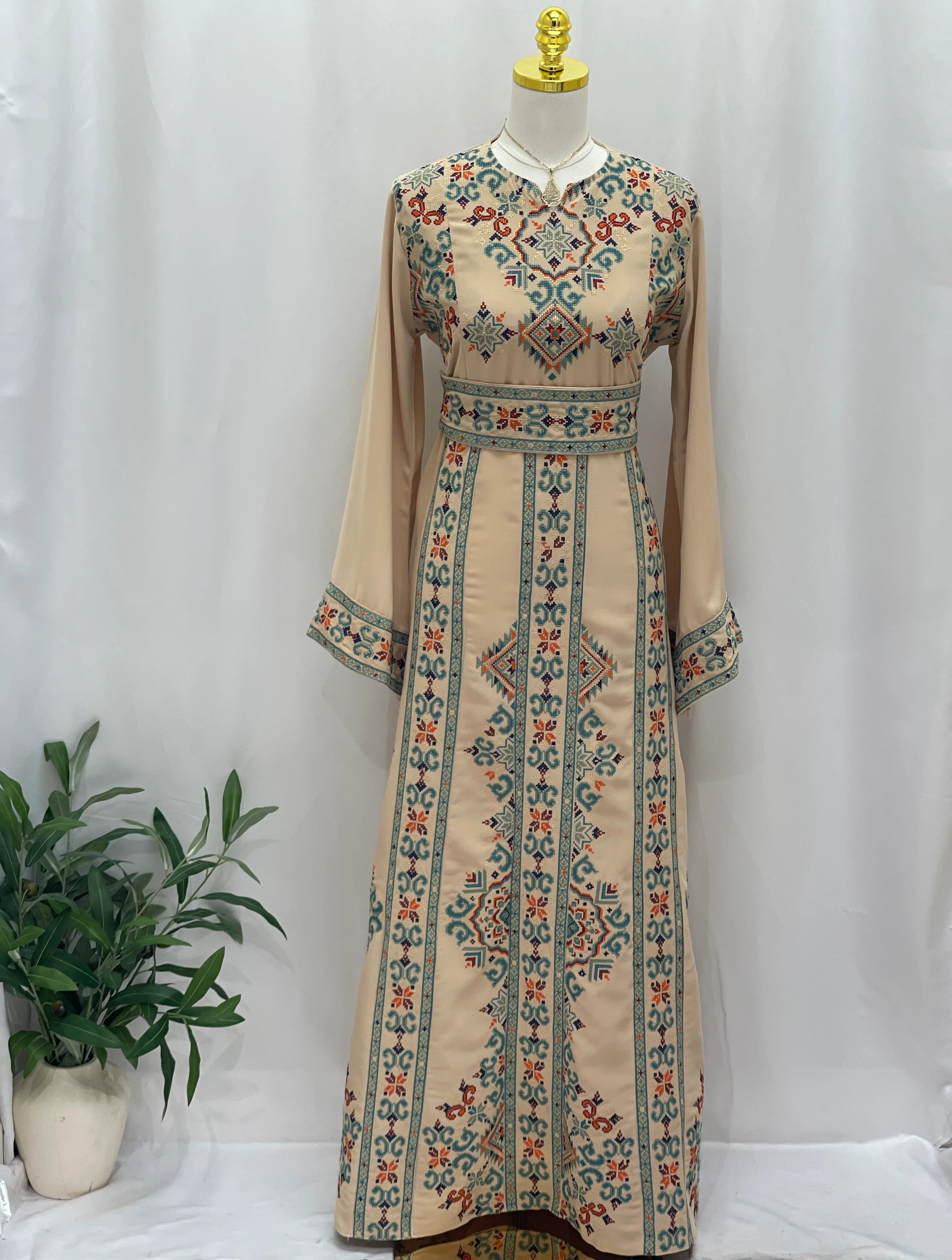 فستان فلسطيني مطرز – على الطراز التطرزي الكلاسيكي