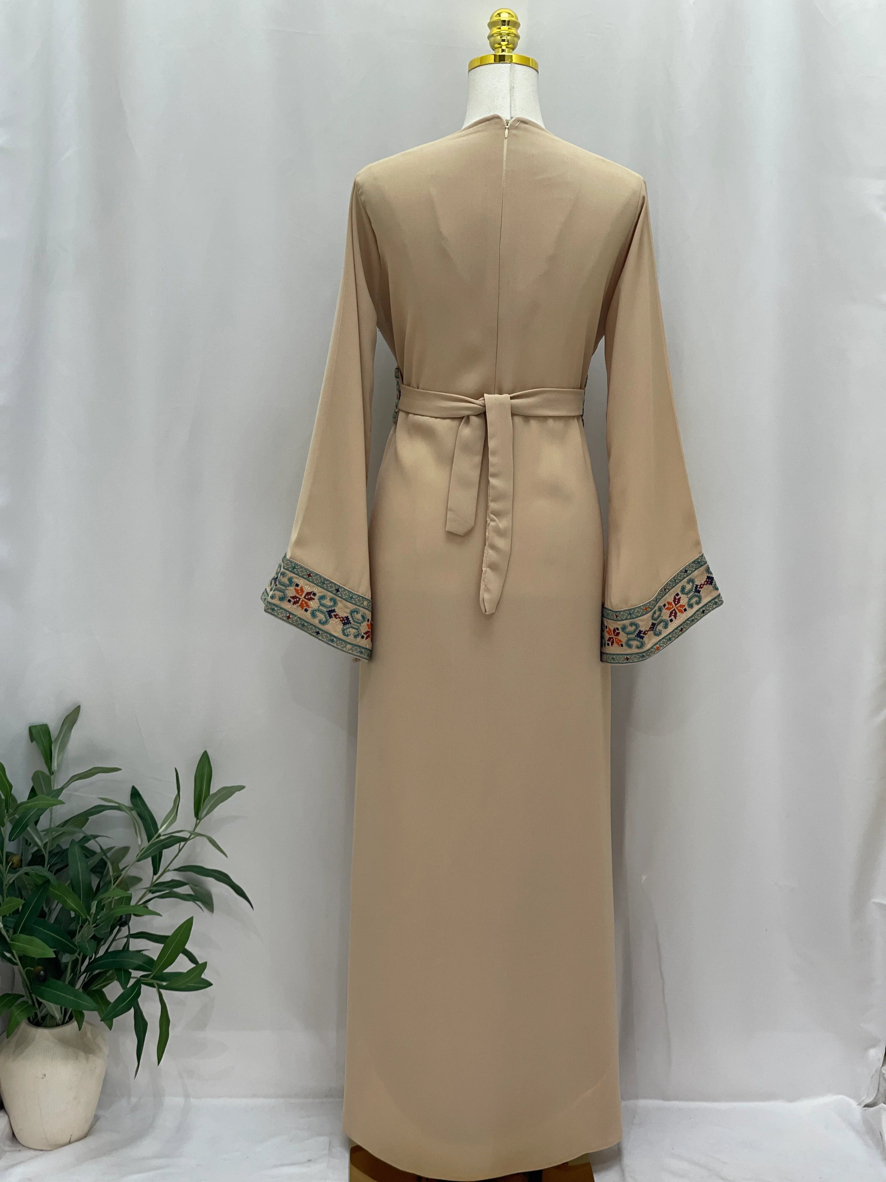 فستان فلسطيني مطرز – على الطراز التطرزي الكلاسيكي