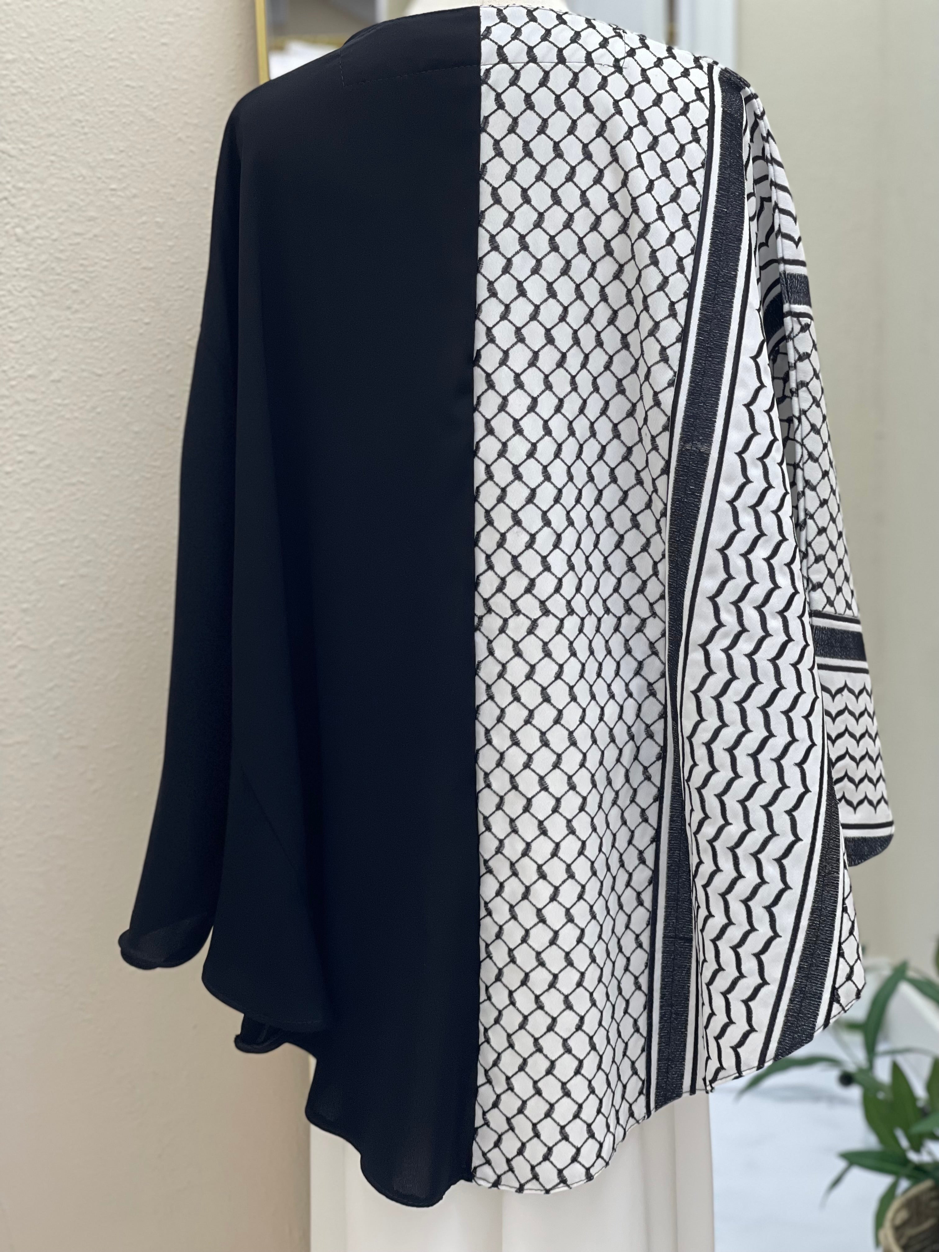 Kuffia Cape: Versatile Style and Timeless Elegance Palestinian Elegance
