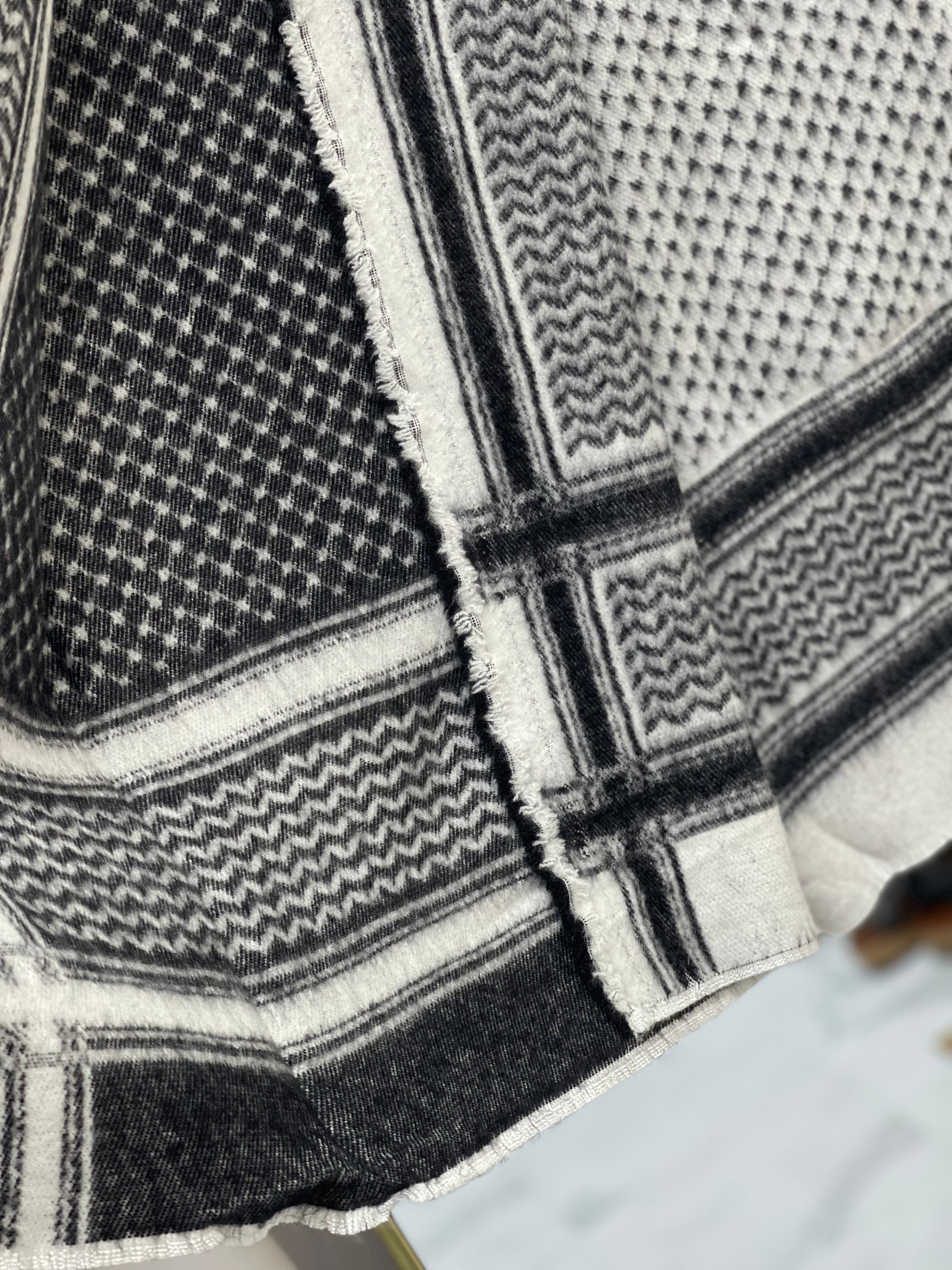 Luxurious Comfort: Cashmere Kufiyeh Shoulder Shawl Palestinian Elegance