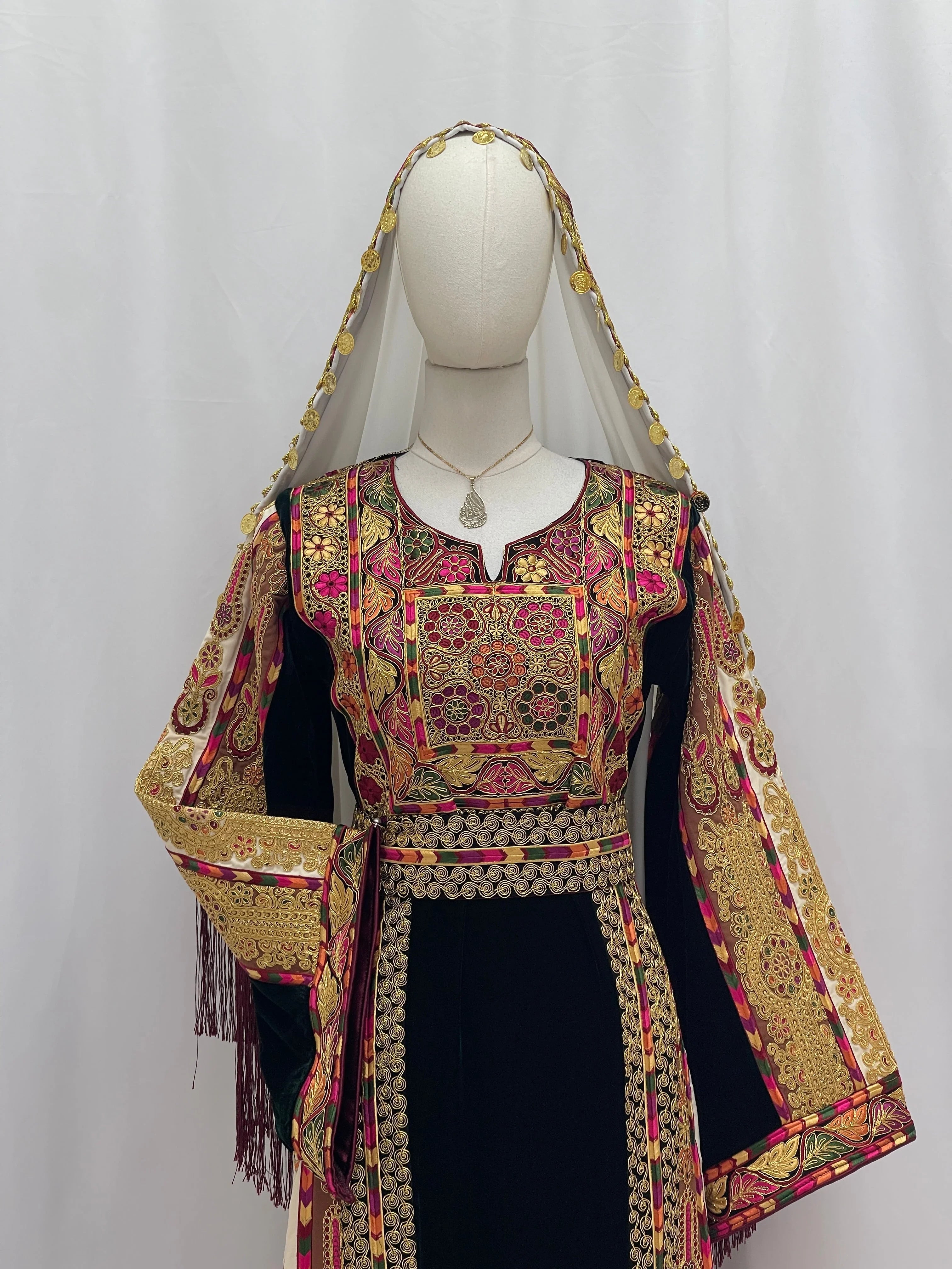 Malika Queen Emerald Thobe Is The Crown Jewel Of Palestinian Dresses - Palestinian Elegance