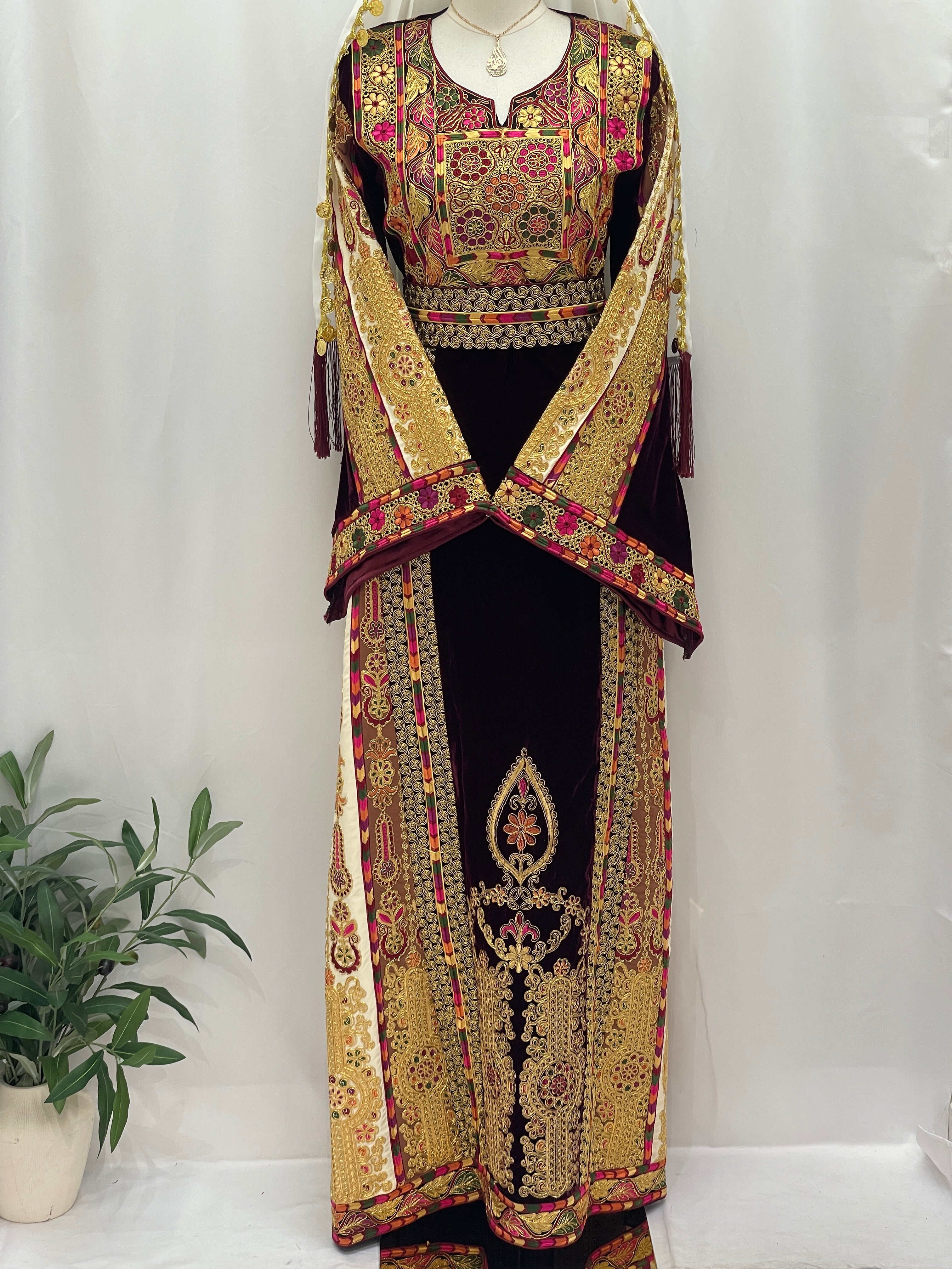 Malikat al-Turath Thoub featuring intricate embroidery and vibrant colors for elegant cultural attire