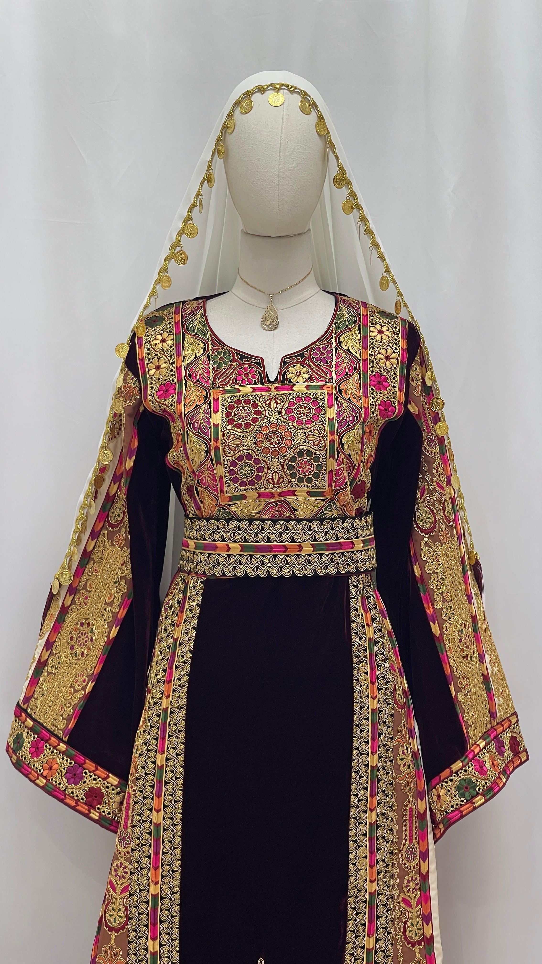 Elegant Malikat al-Turath Thoub featuring vibrant embroidery and intricate details for traditional attire