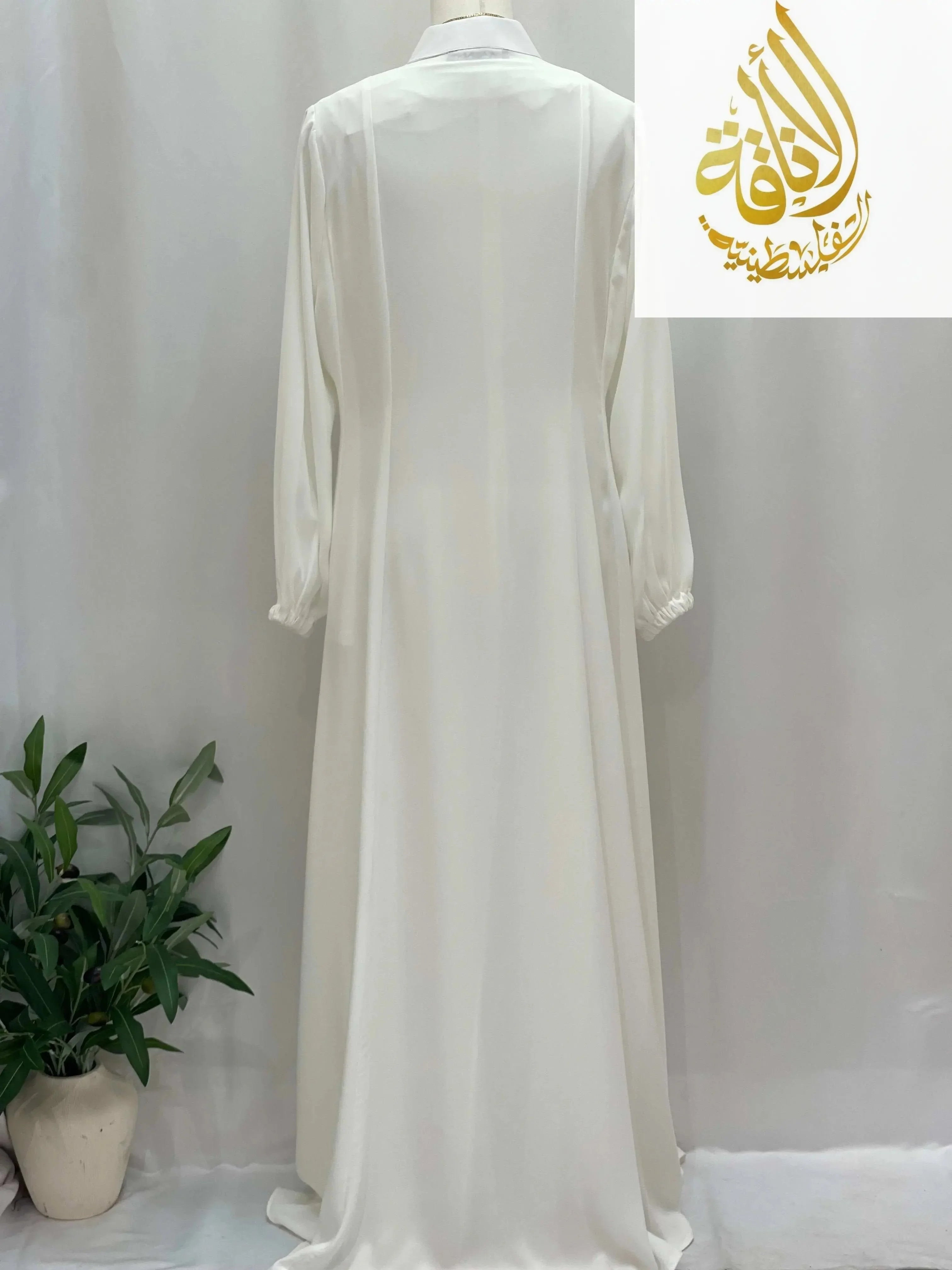 Back view of White Umra and Hajj Abaya by Palestinian Elegance with long sleeves and modest design