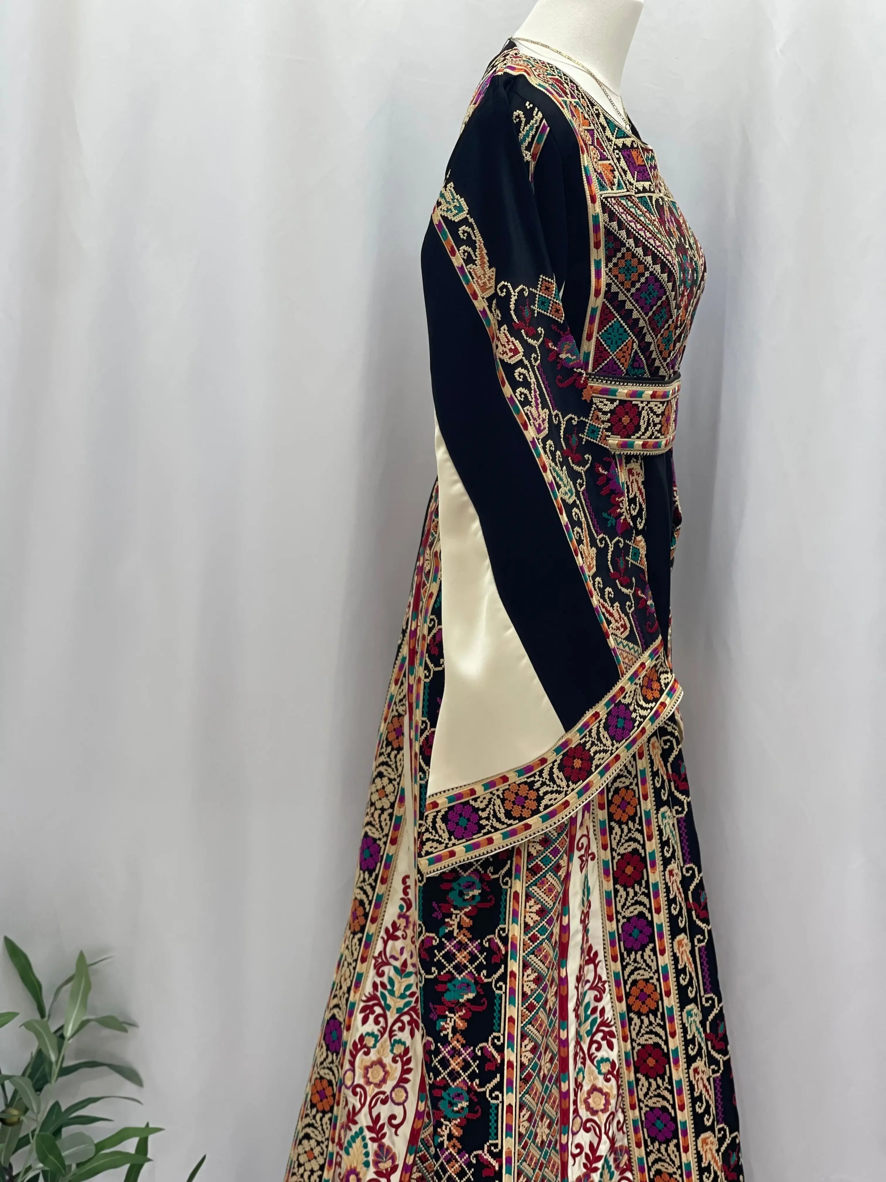 Timeless Elegance: New Black High Quality Embroidered Thoub Palestinian Elegance