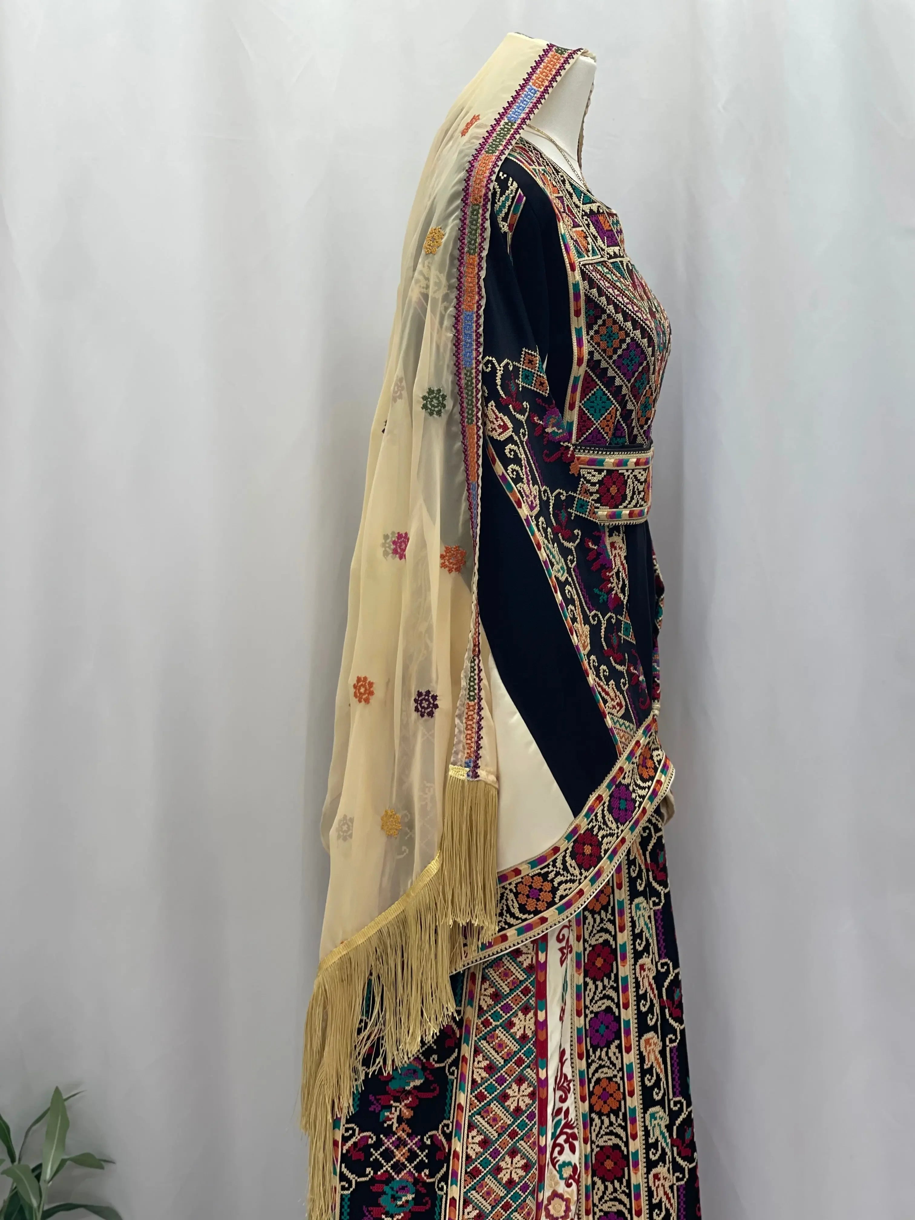 Timeless Elegance: New Black High Quality Embroidered Thoub Palestinian Elegance