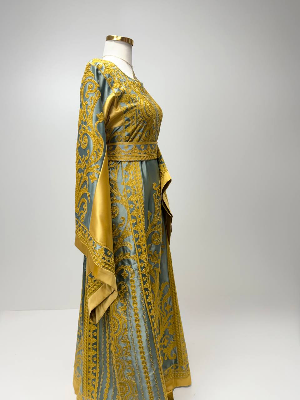 Thobe Zamrud Al-Sultan