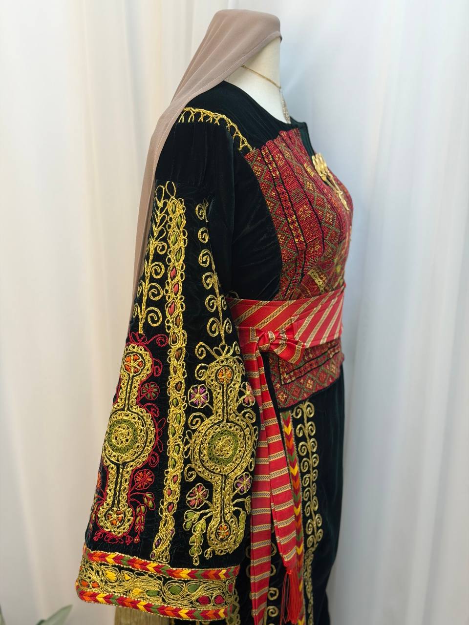 Areej Hand-Embroidered Velvet Thoub