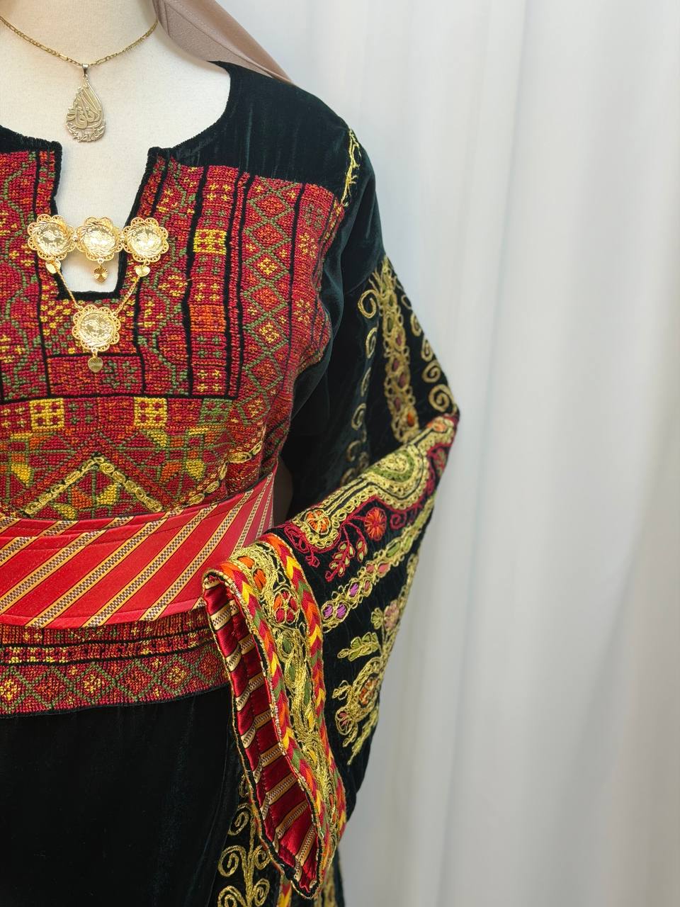 Areej Hand-Embroidered Velvet Thoub