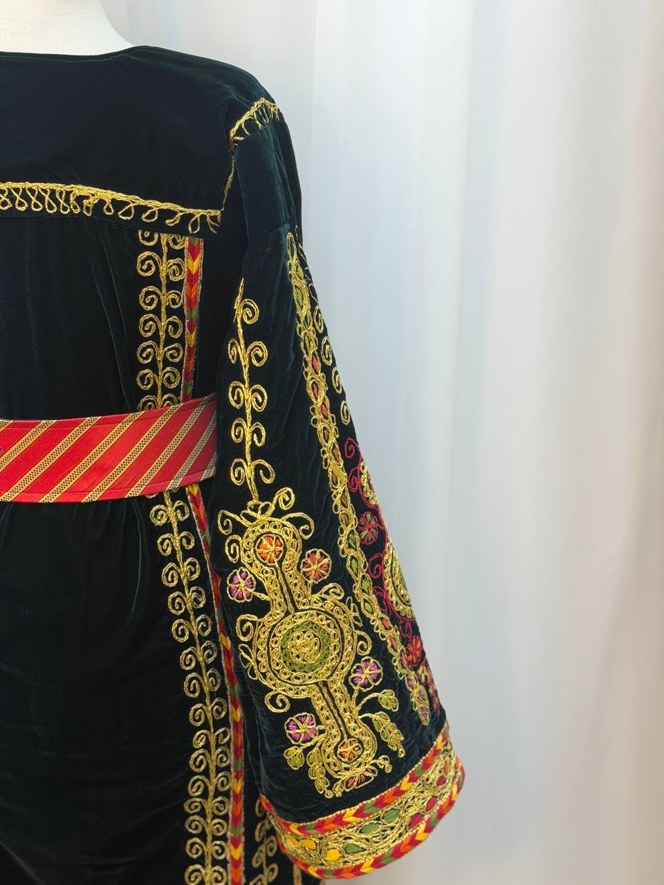 Areej Hand-Embroidered Velvet Thoub