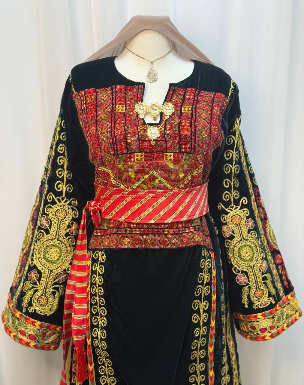 Areej Hand-Embroidered Velvet Thoub