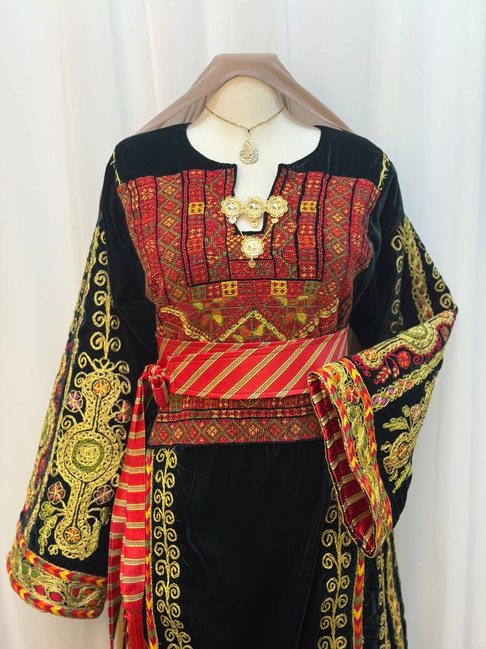 Areej Hand-Embroidered Velvet Thoub