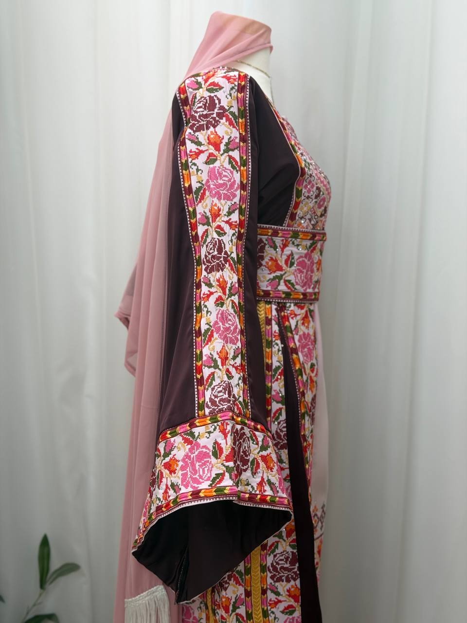 Jouri Pink  Rose Embroidered Thobe